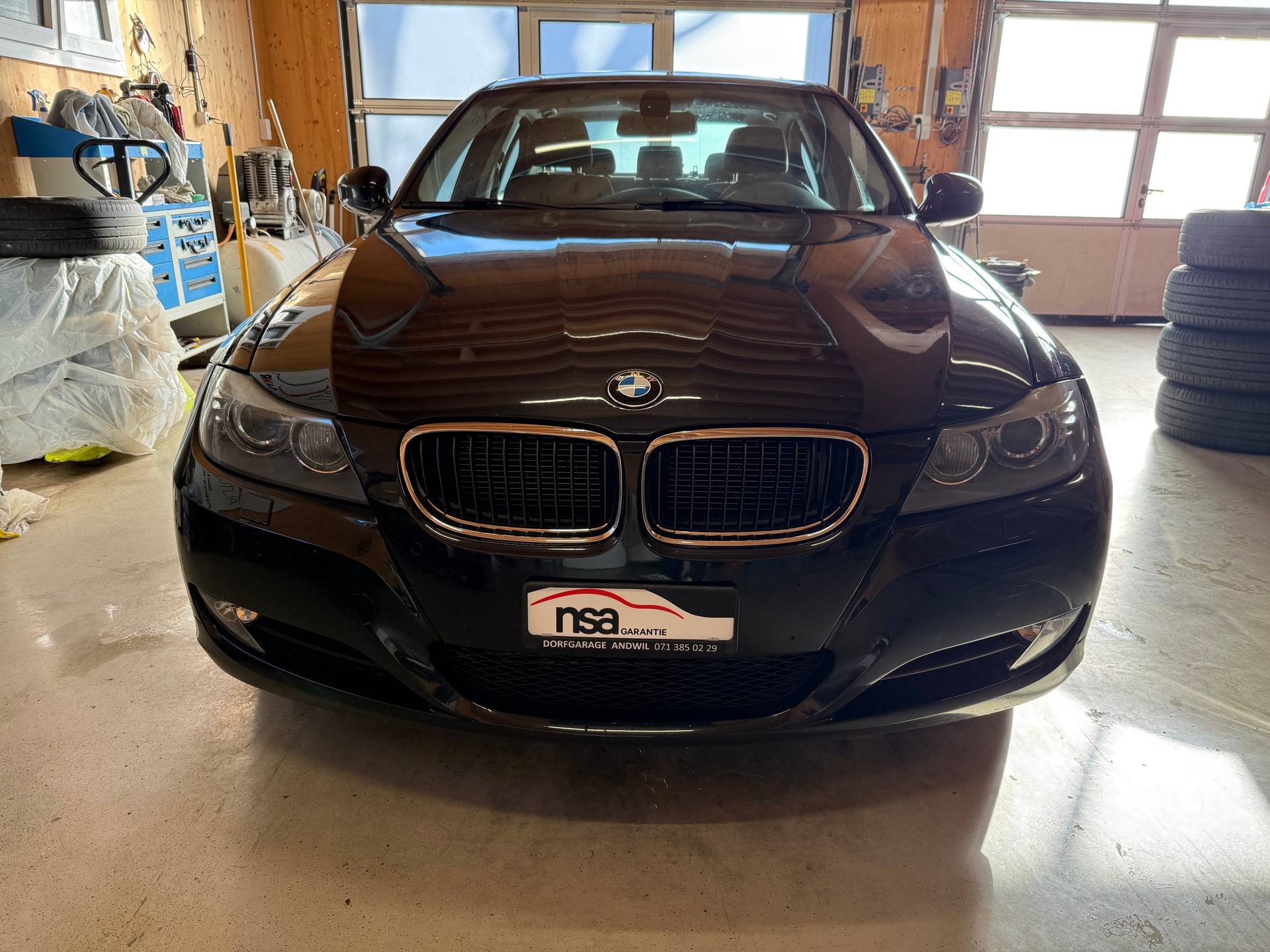 BMW 320d-showroom-element-1