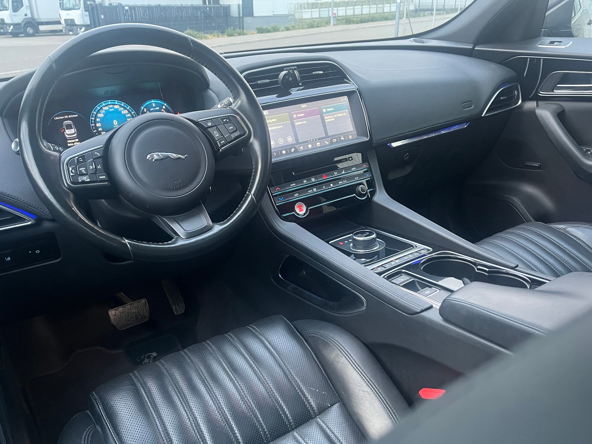 JAGUAR F-Pace 3.0 TD First Edition AWD Automatik-image-9