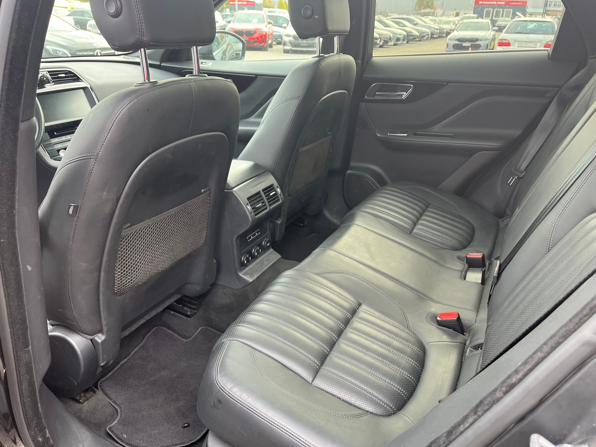 JAGUAR F-Pace 3.0 TD First Edition AWD Automatik-image-14