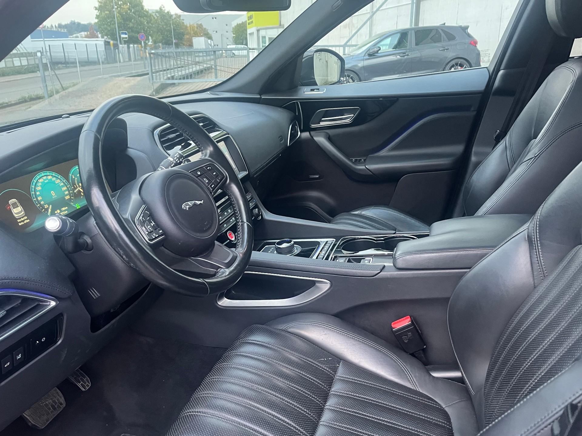 JAGUAR F-Pace 3.0 TD First Edition AWD Automatik-image-10