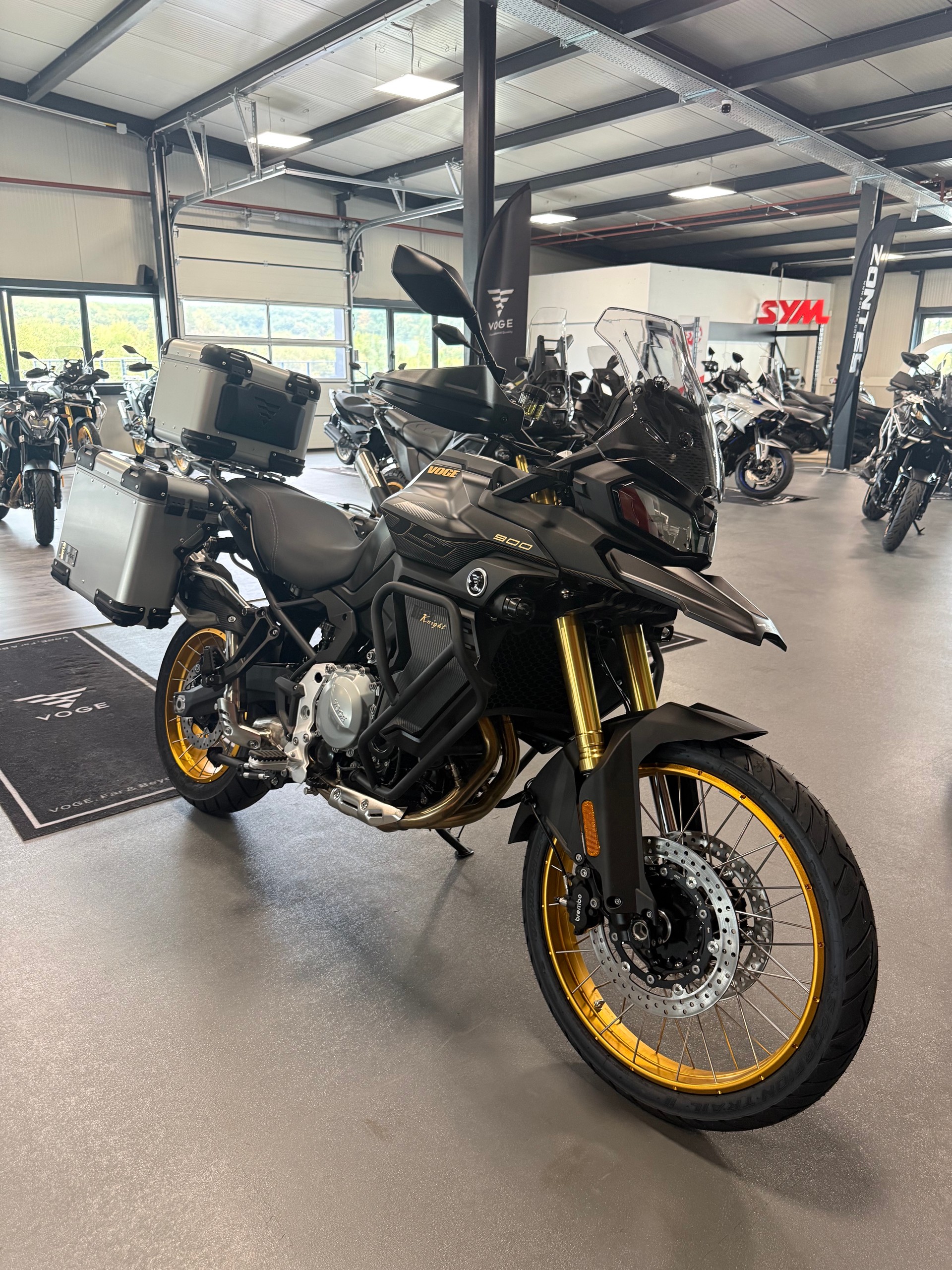 VOGE 900 DSX BLACK KNIGHT-showroom-element-1