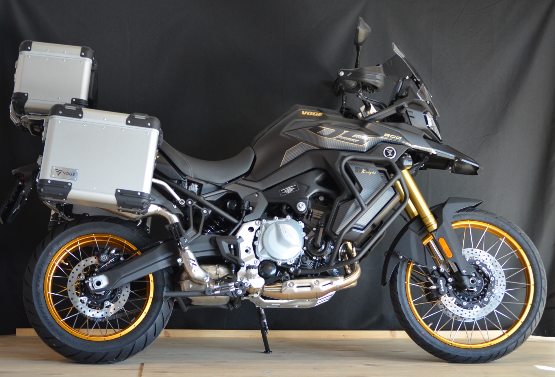 VOGE 900 DSX BLACK KNIGHT-image-1