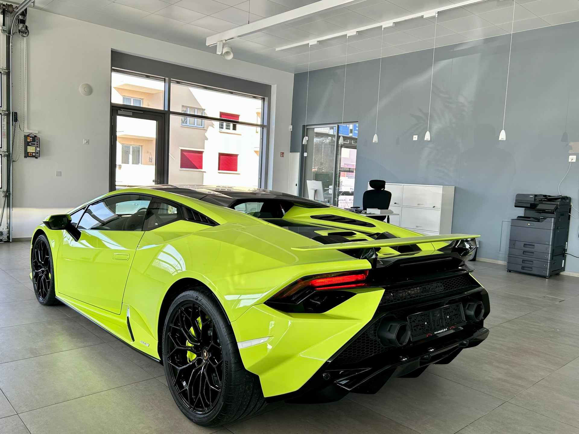 LAMBORGHINI Tecnica-showroom-element-3