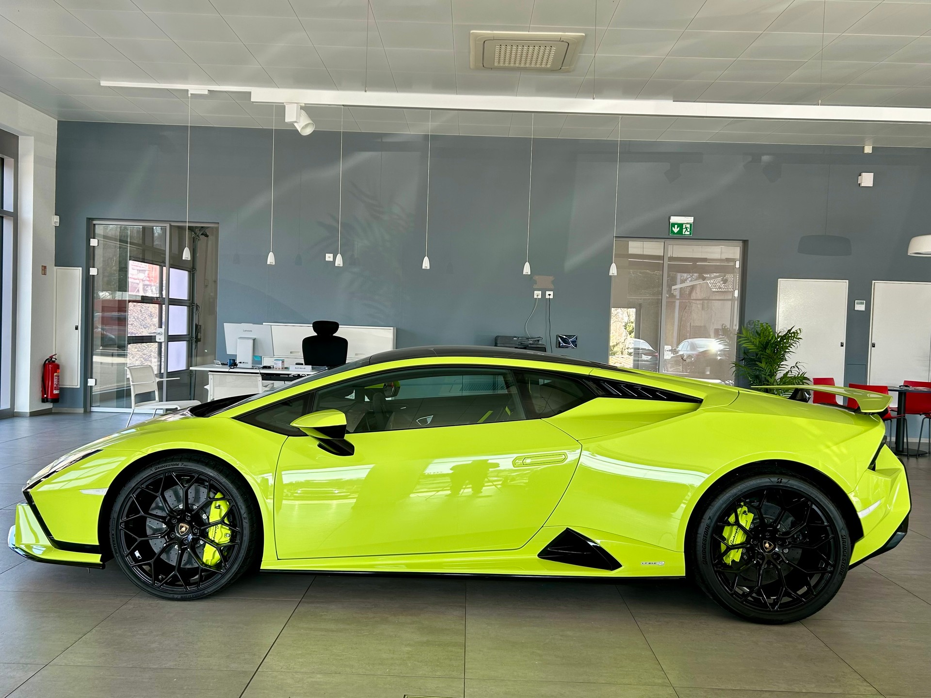 LAMBORGHINI Tecnica-image-4