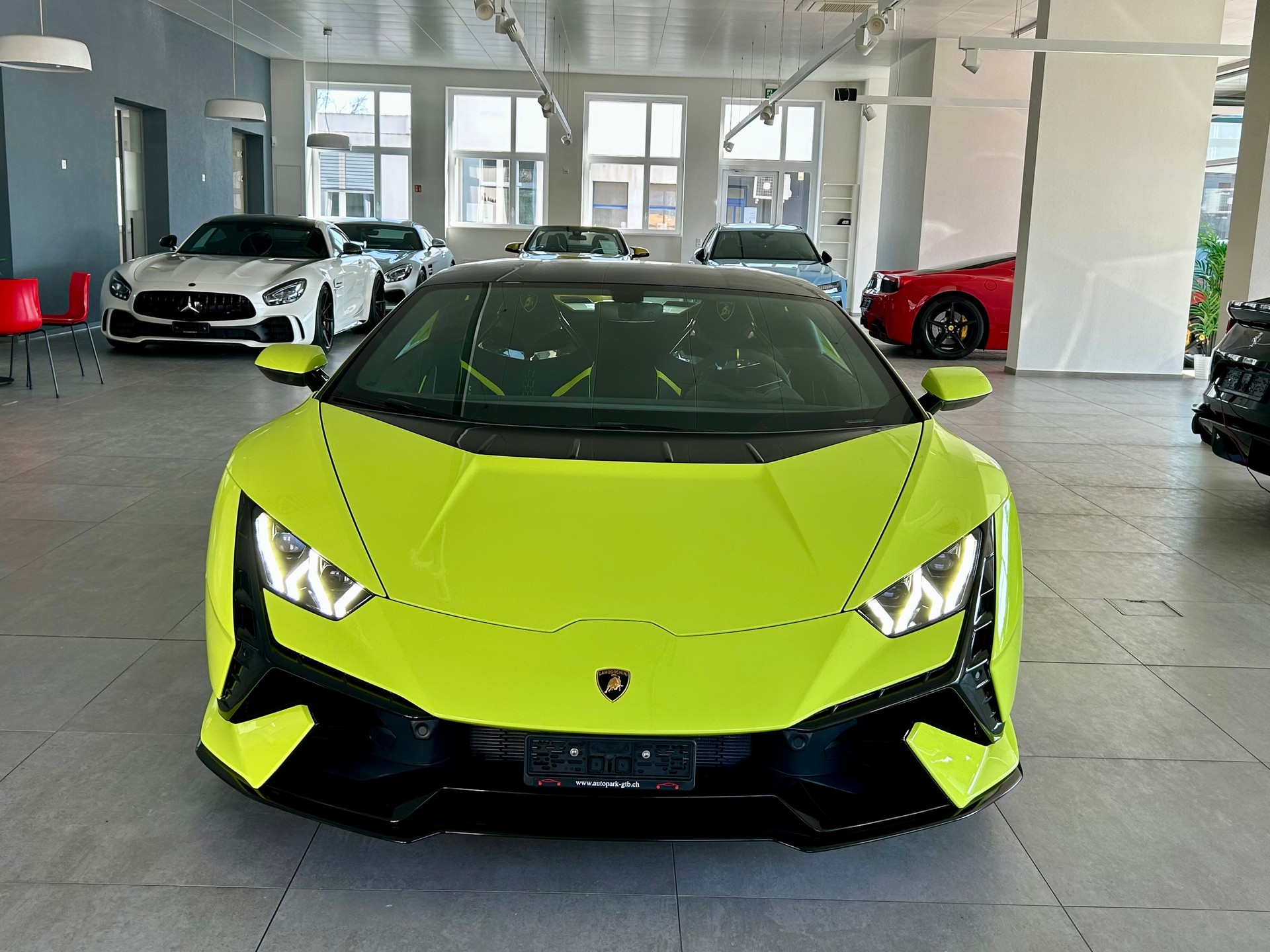 LAMBORGHINI Tecnica-showroom-element-1