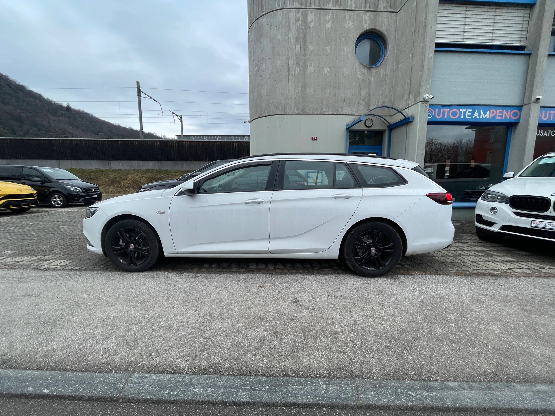 OPEL Insignia 1.6 CDTI Sports Tourer Edition Automatic-image-3