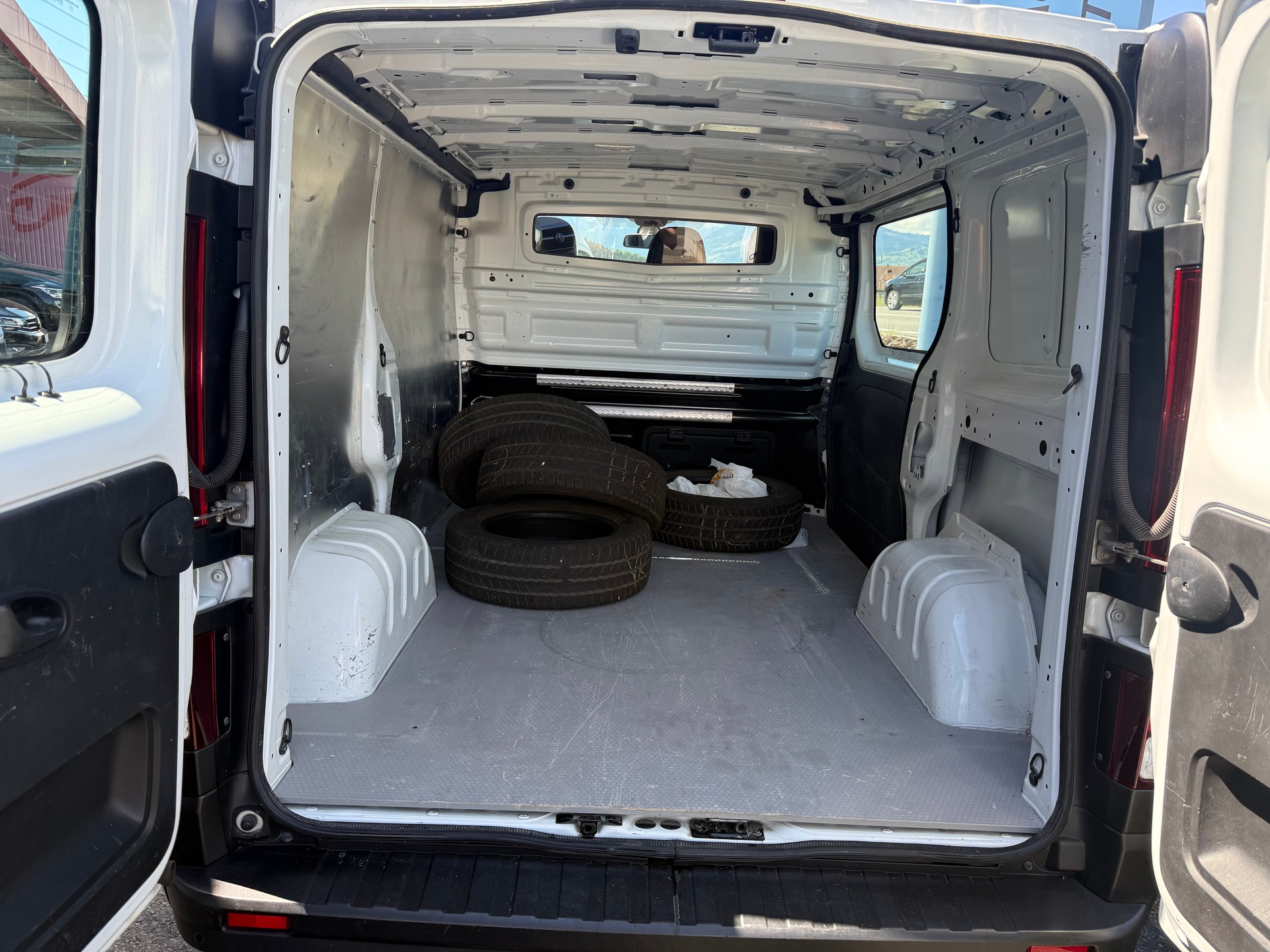 RENAULT Trafic 2.0 dCi 120 3.0t Business L1 H1-image-3