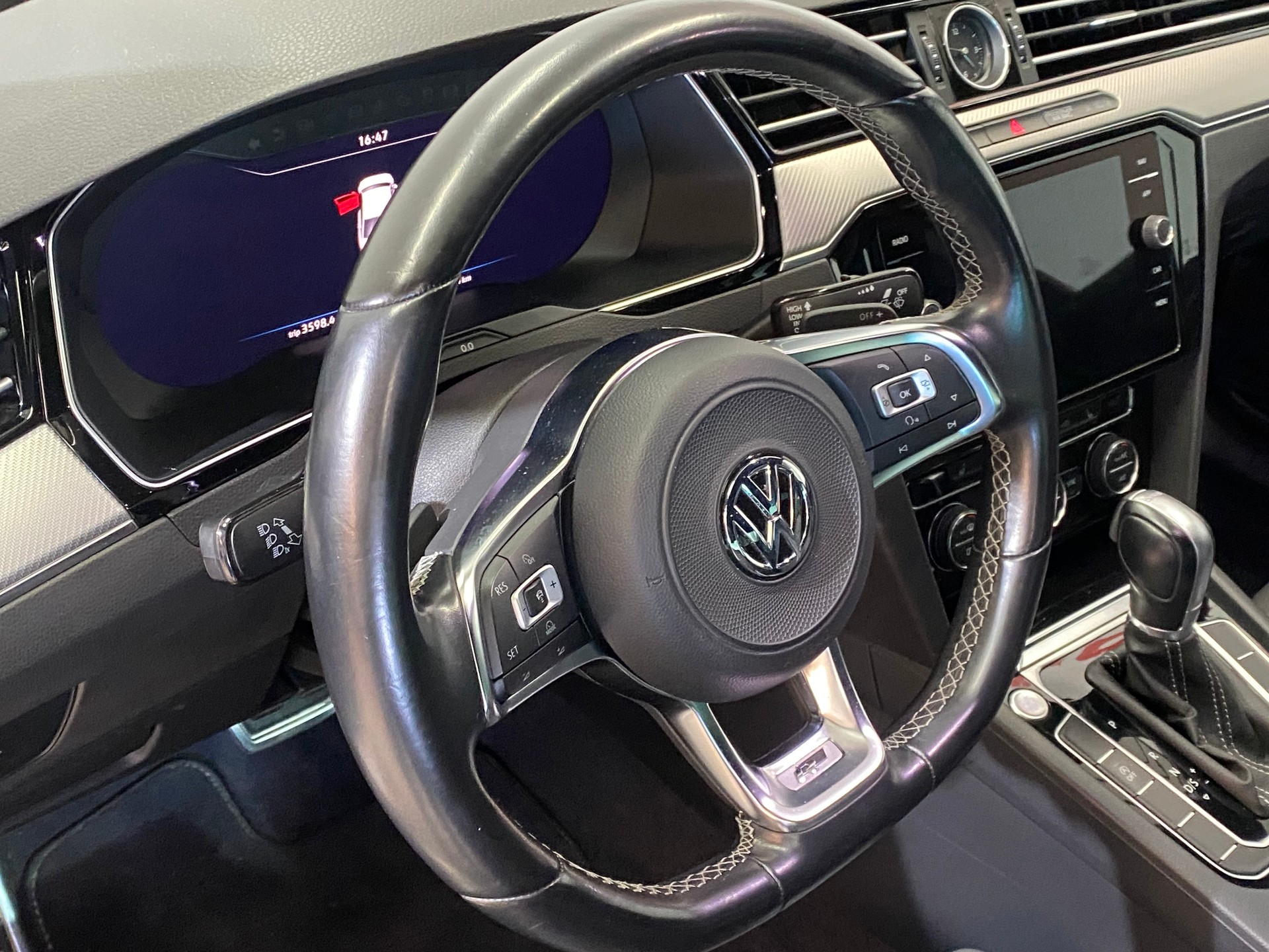 VW Passat 2.0 TDI SCR BMT R-Line Highline DSG-image-6