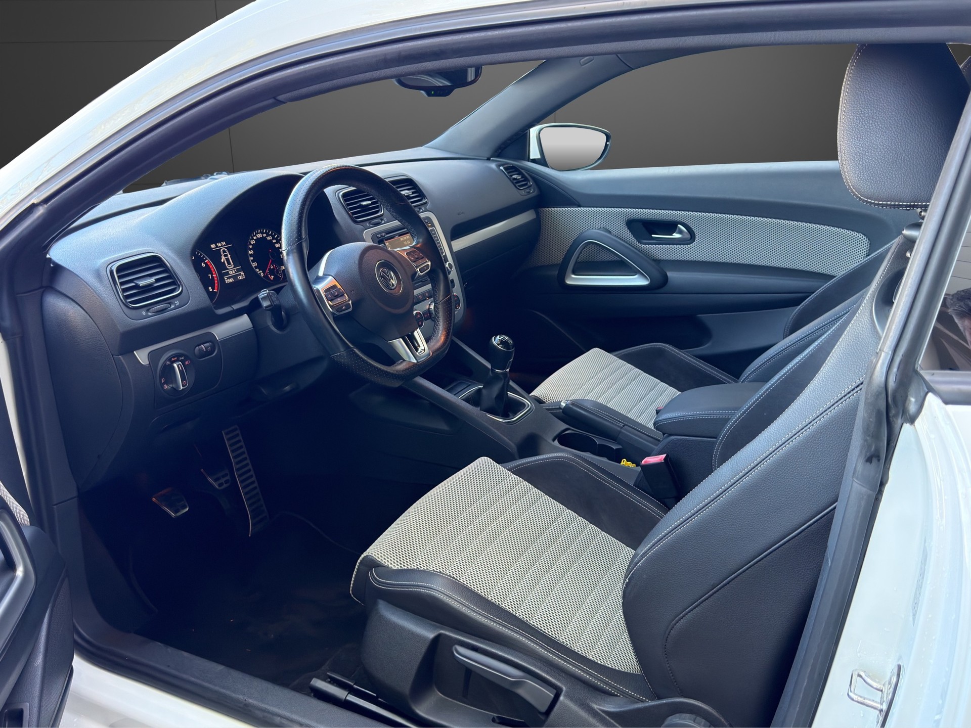 VW Scirocco 2.0 TSI-image-4