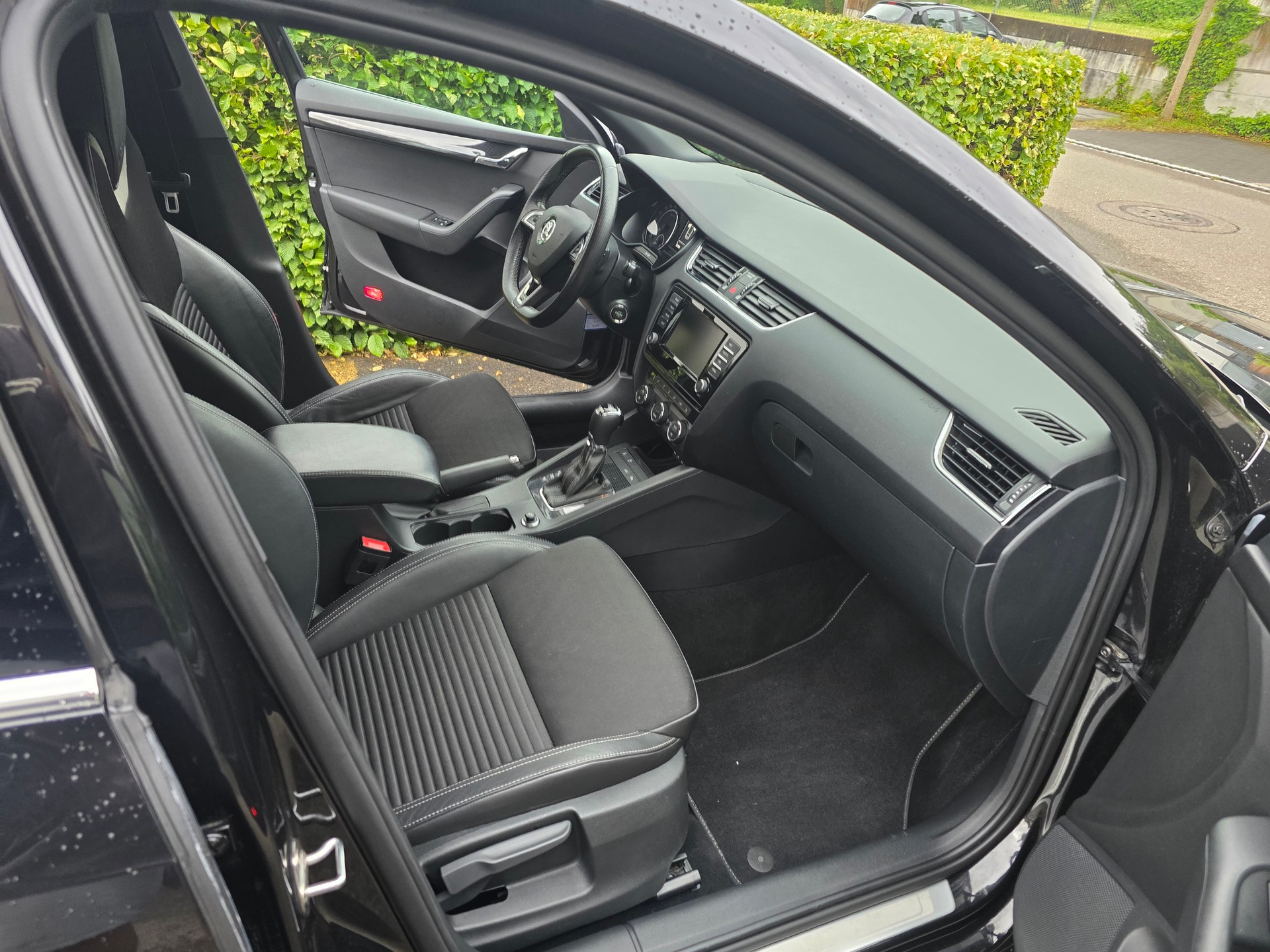 SKODA Octavia Combi 2.0 TDI RS DSG-image-12