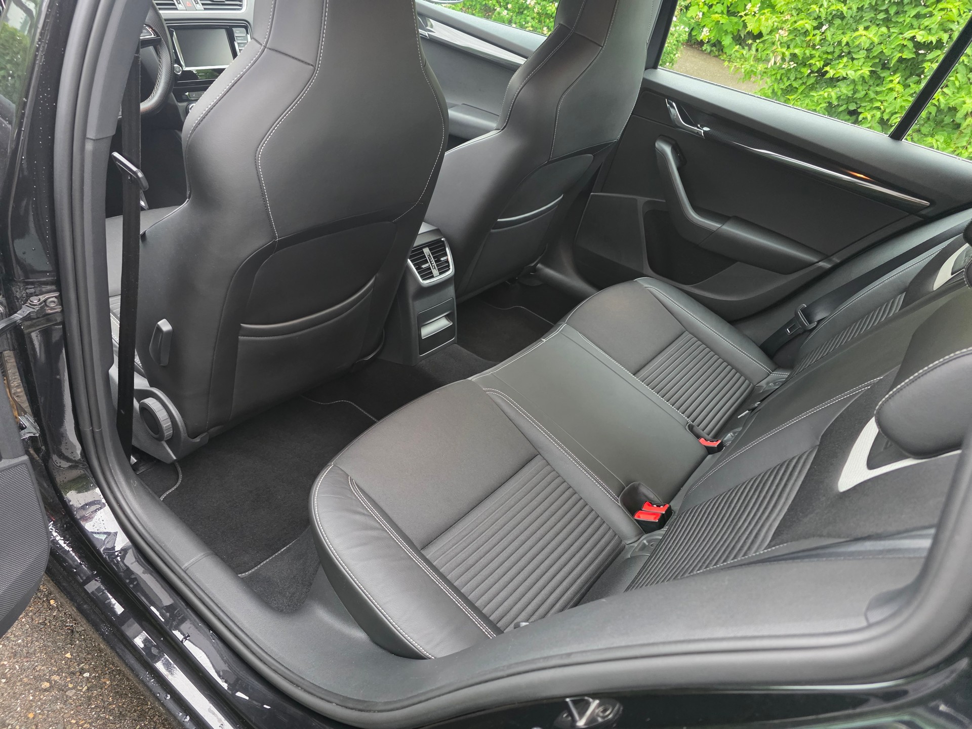 SKODA Octavia Combi 2.0 TDI RS DSG-image-8