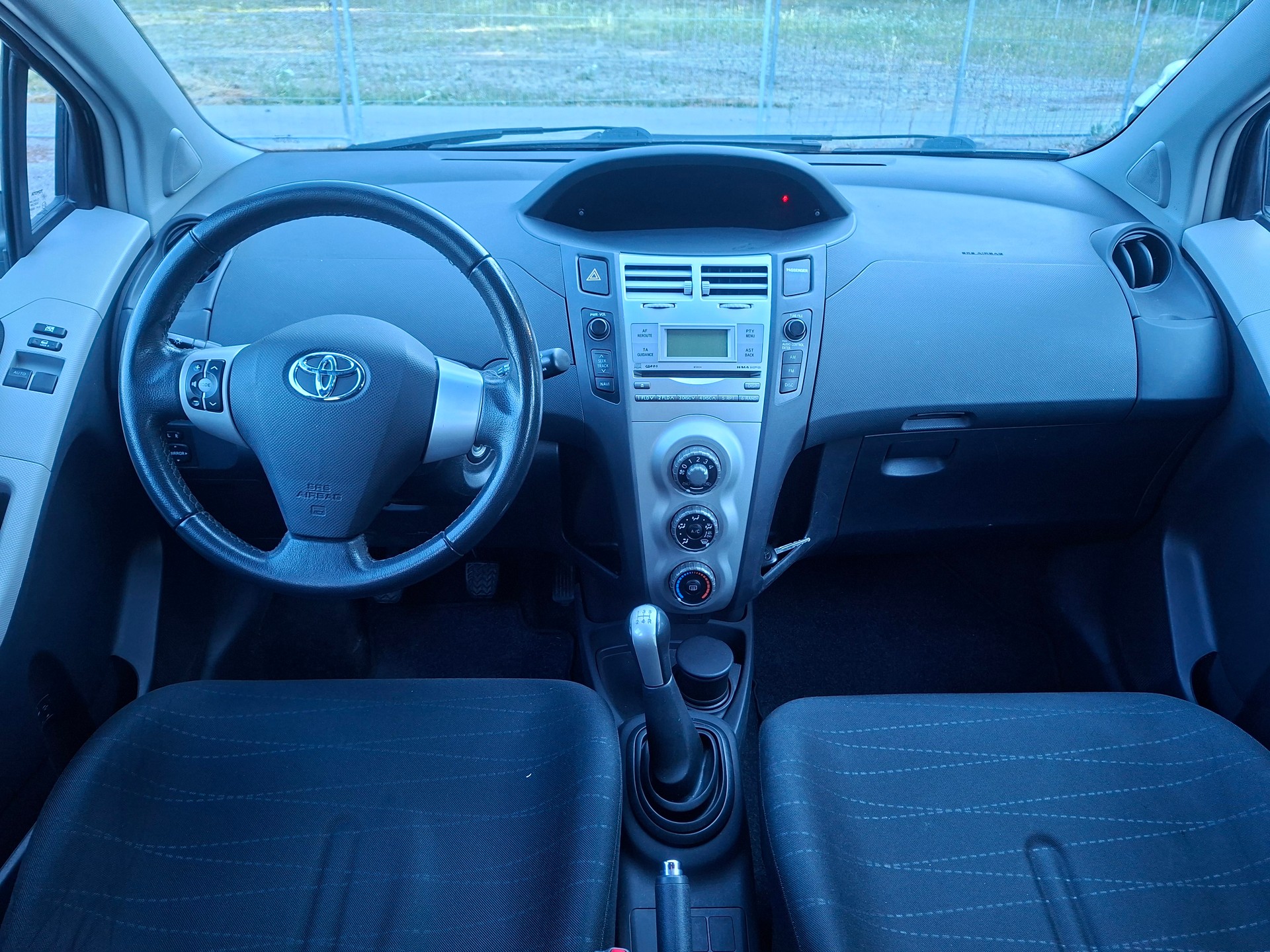 TOYOTA Yaris 1.3 Linea Sol-image-7