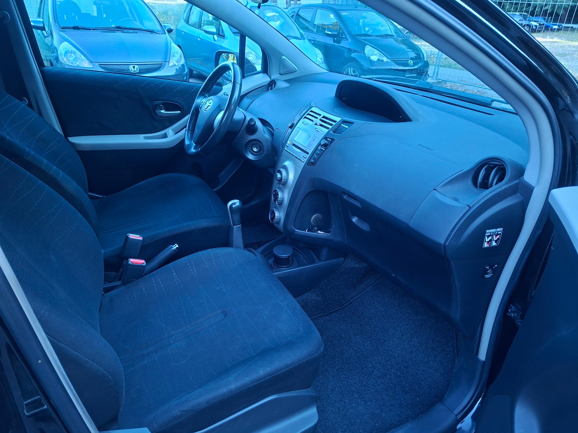 TOYOTA Yaris 1.3 Linea Sol-image-8