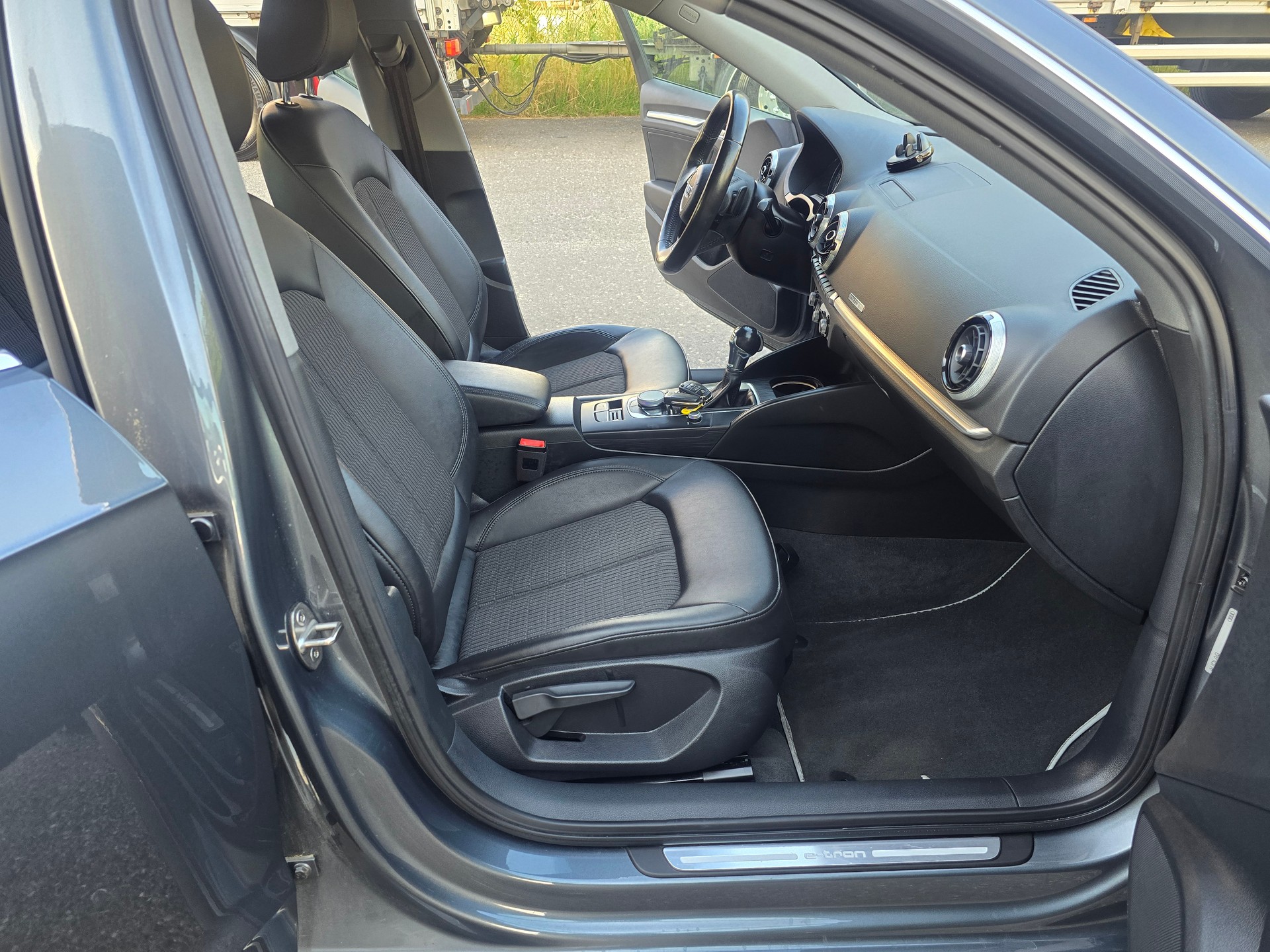 AUDI A3 Sportback 1.4 e-tron Sport S-tronic-image-14