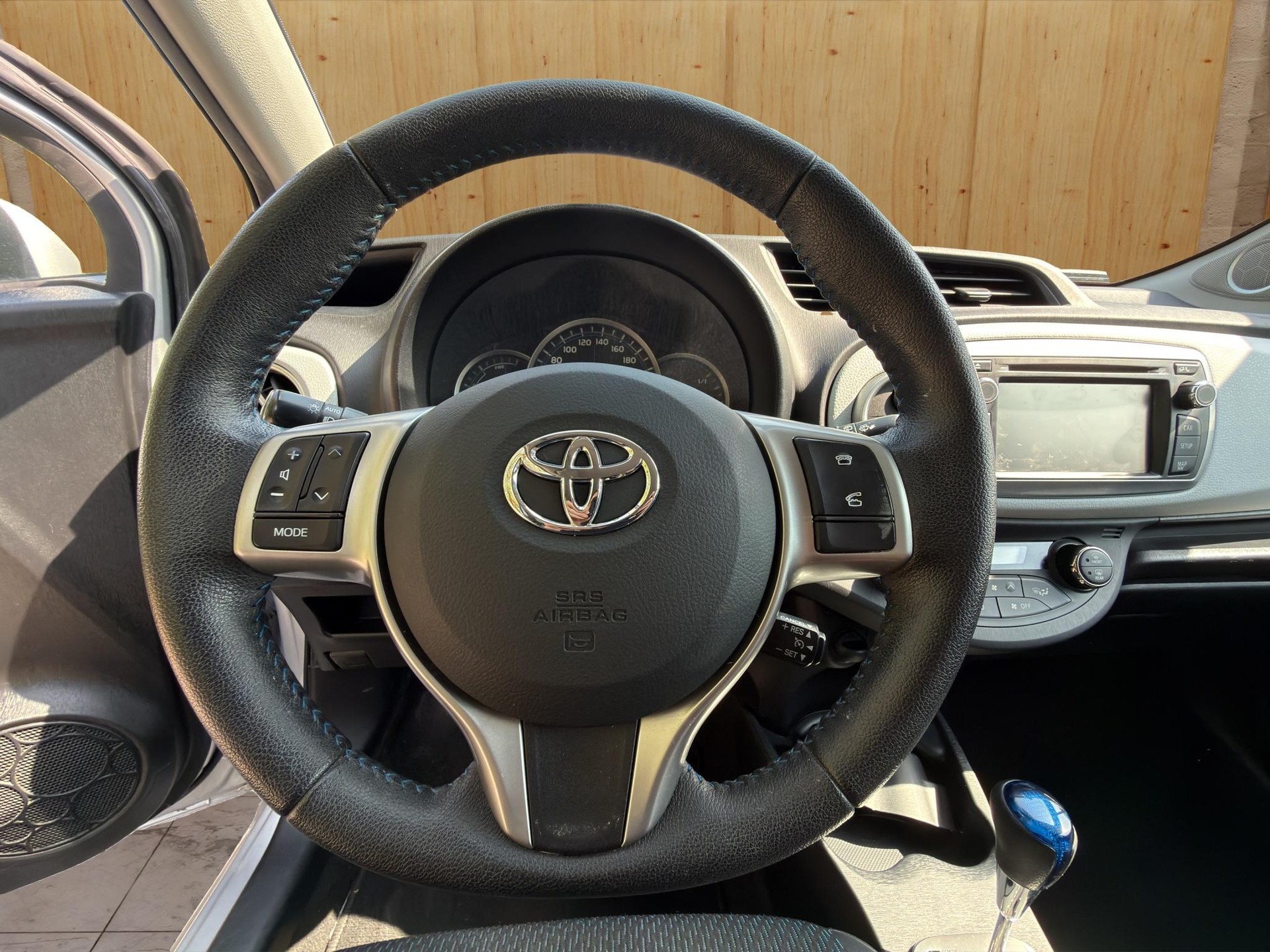 TOYOTA Yaris 1.5 VVT-i HSD Sol Premium-image-9