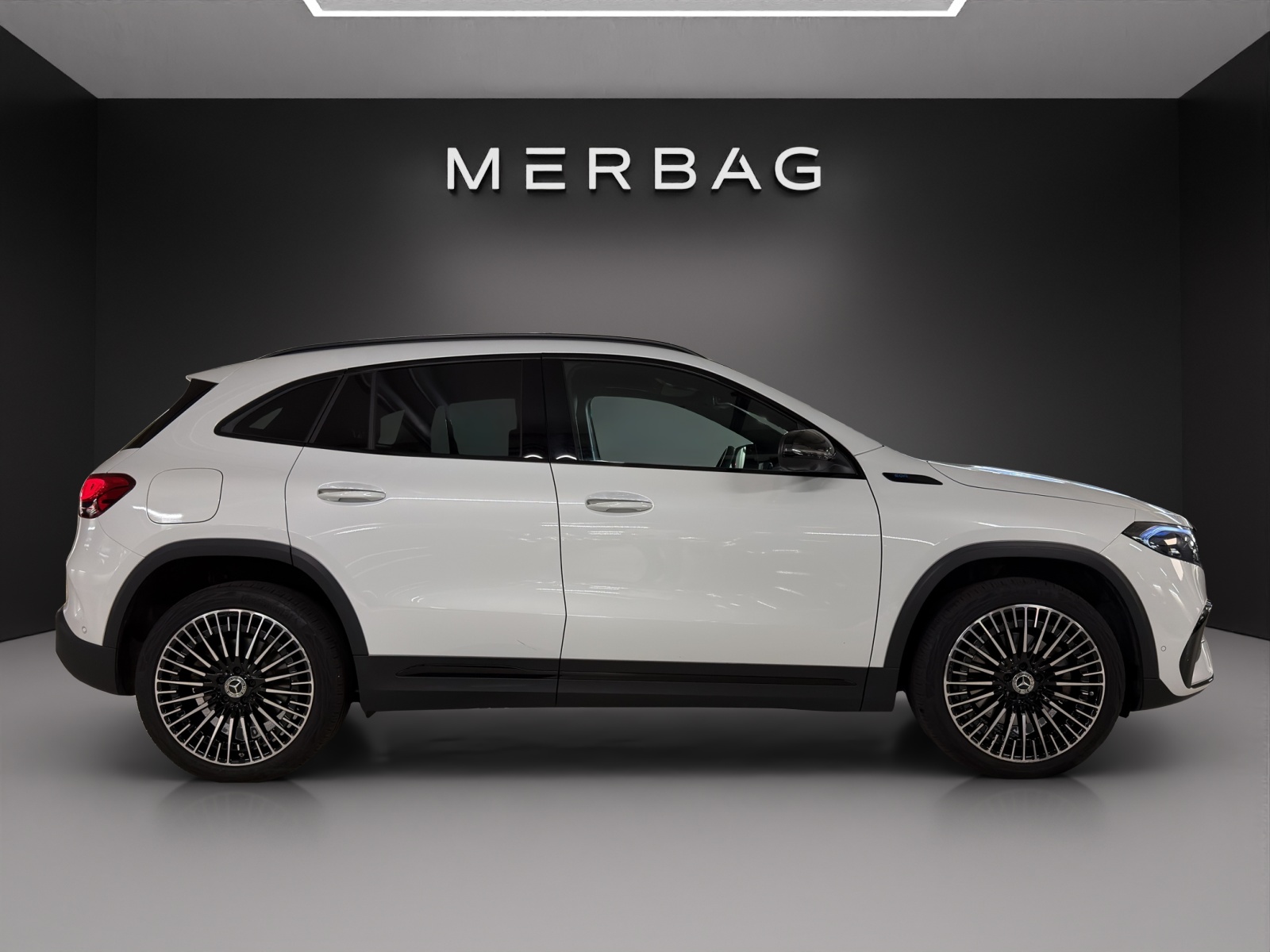 MERCEDES-BENZ EQA 300 AMG Line 4Matic-image-3