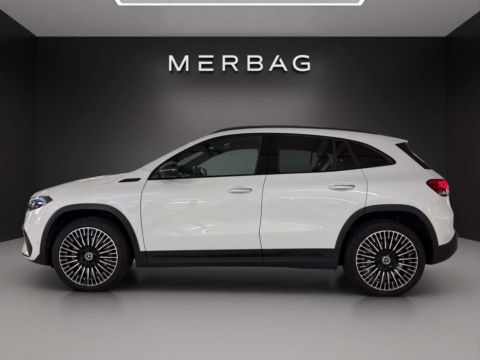 MERCEDES-BENZ EQA 300 AMG Line 4Matic-image-4