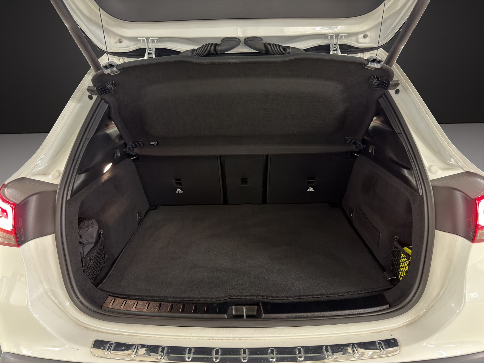 MERCEDES-BENZ EQA 300 AMG Line 4Matic-image-13