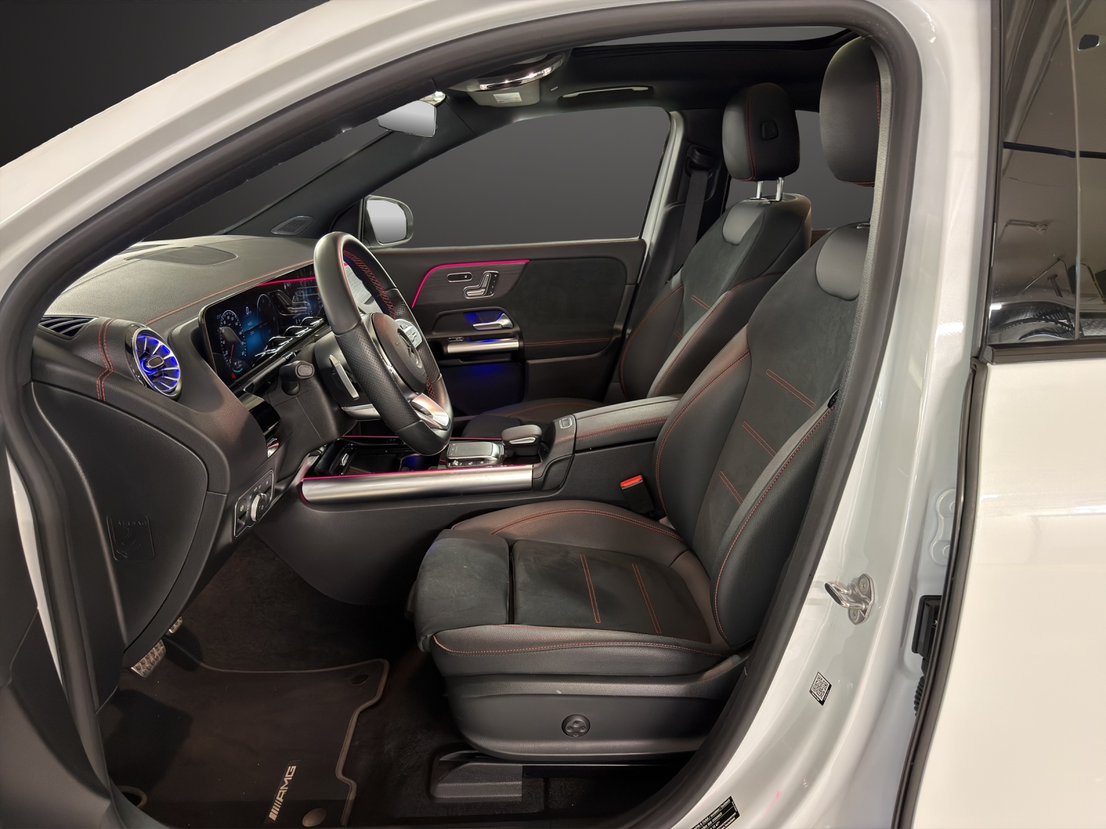 MERCEDES-BENZ EQA 300 AMG Line 4Matic-image-10