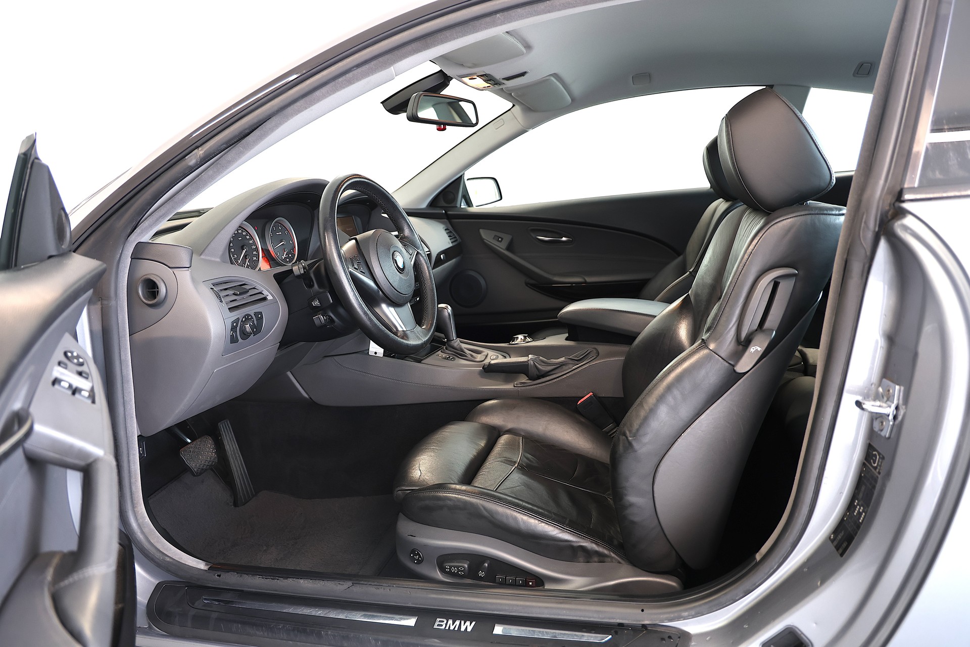 BMW 645Ci V8 Coupé-image-6