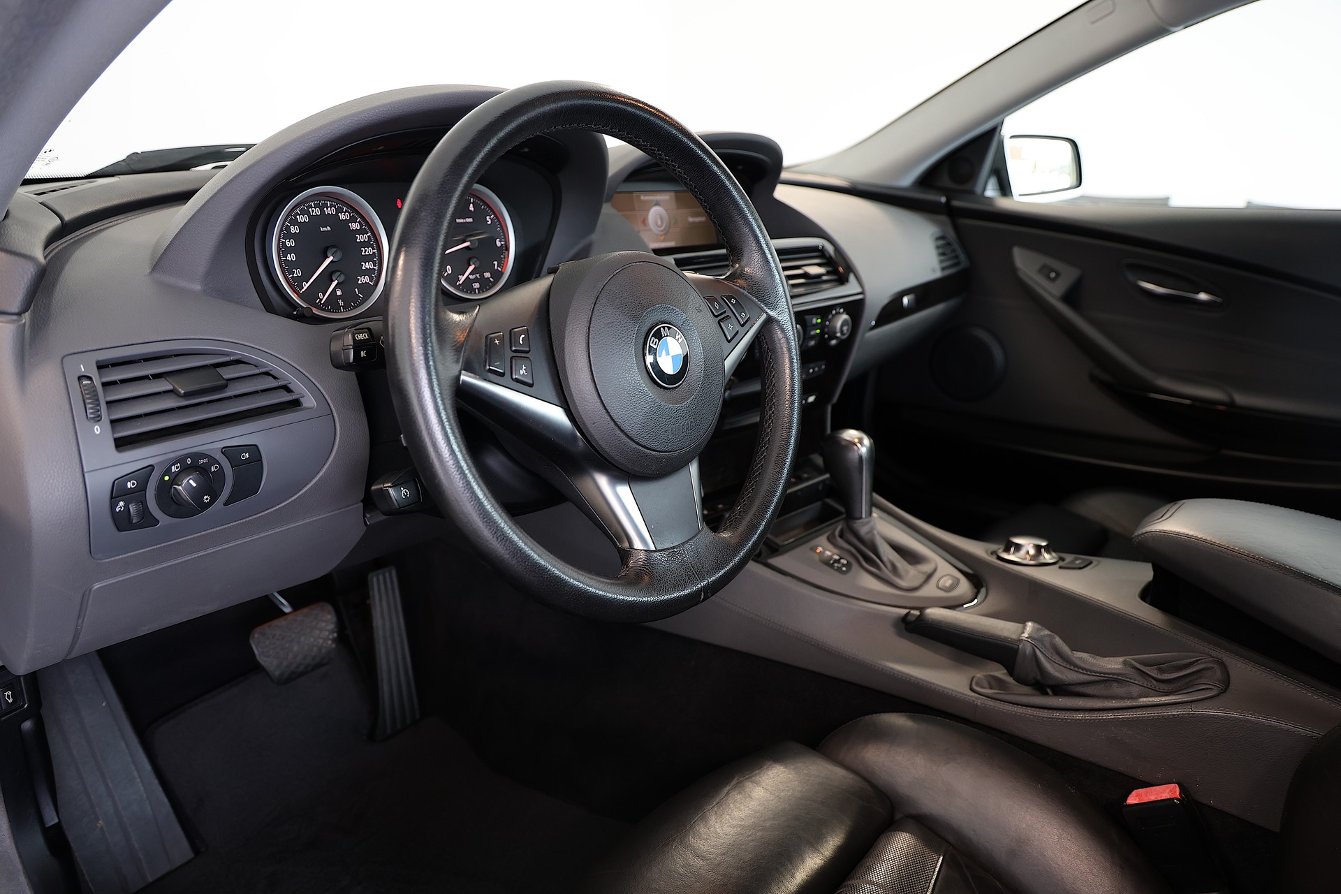 BMW 645Ci V8 Coupé-image-8