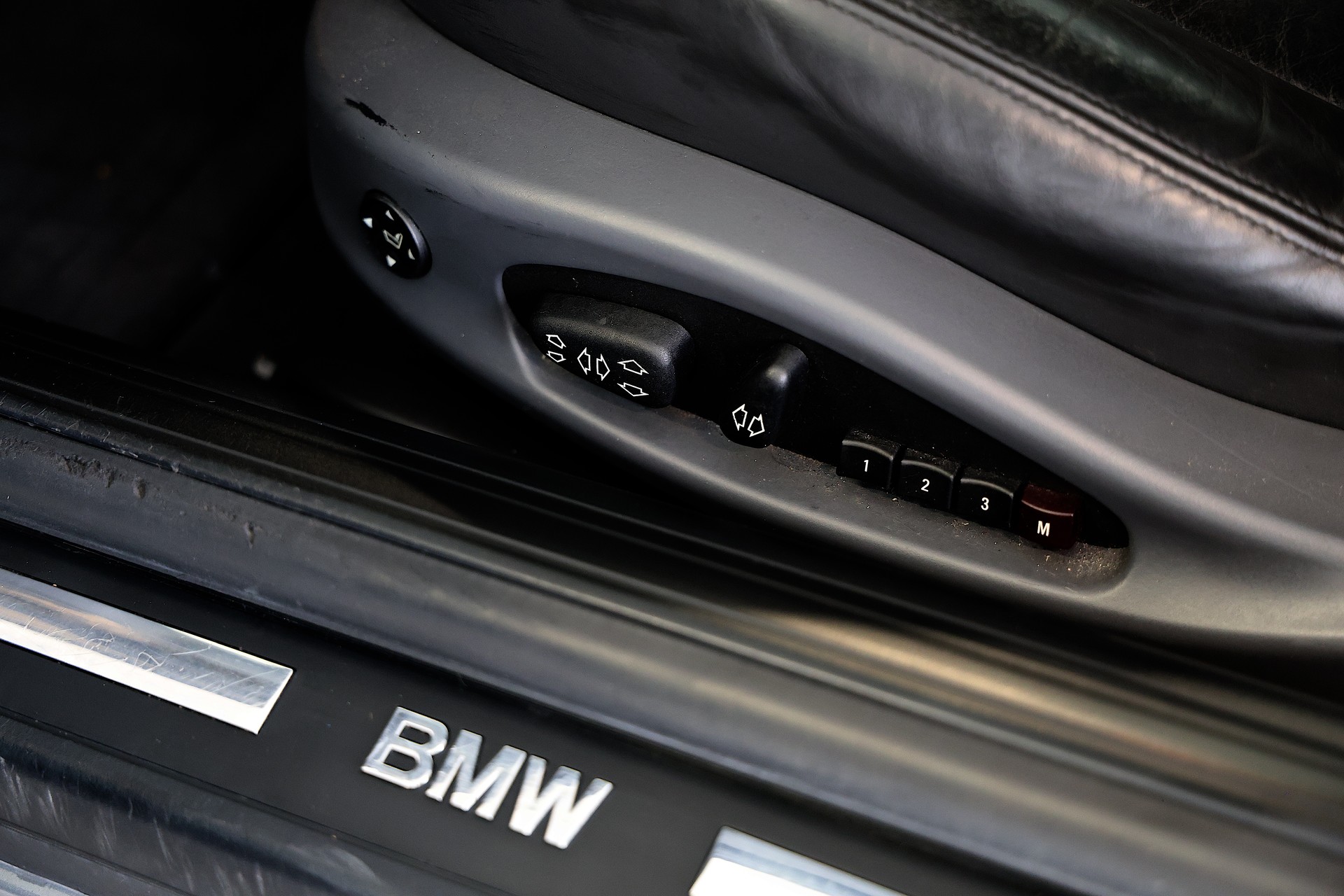 BMW 645Ci V8 Coupé-image-12