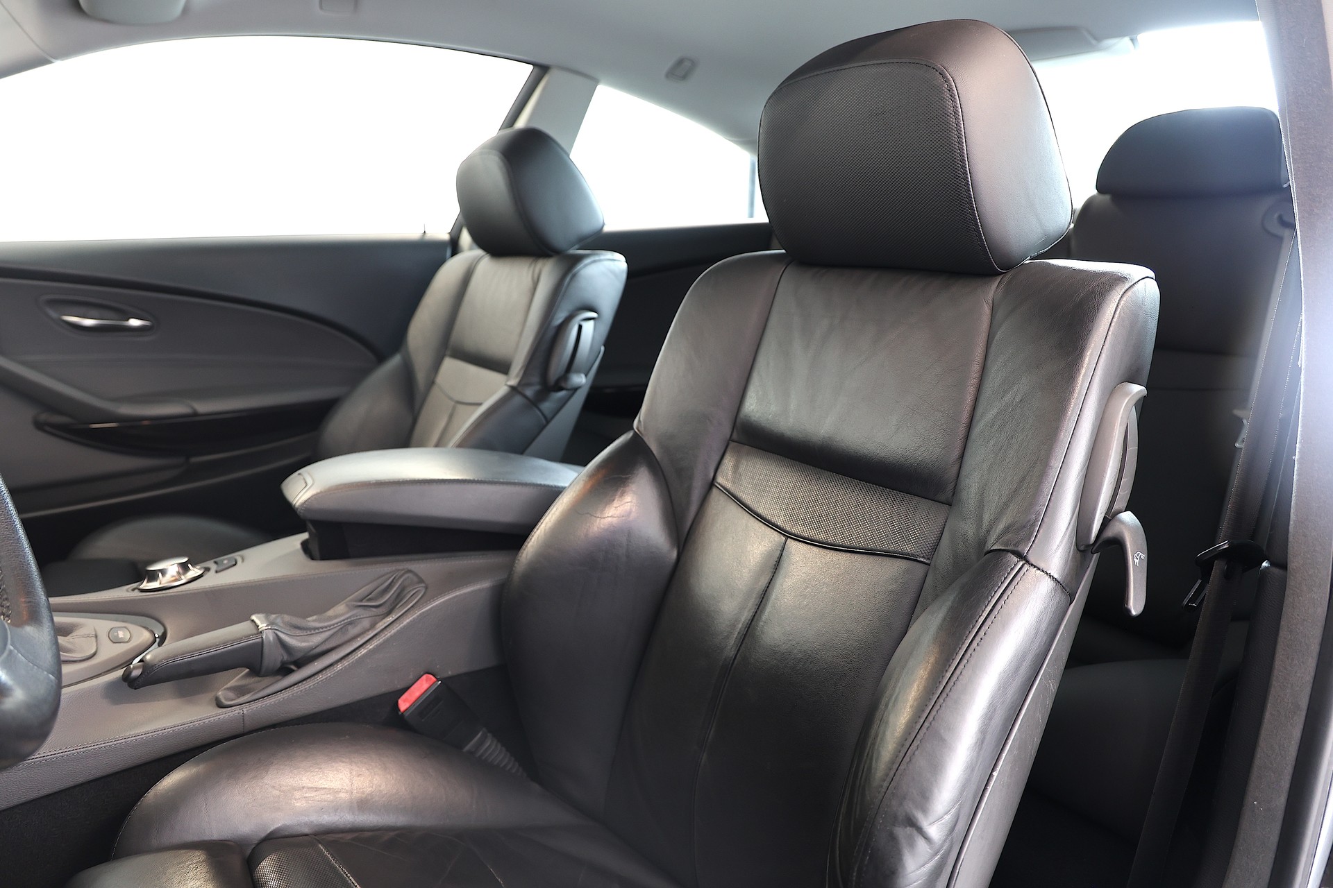 BMW 645Ci V8 Coupé-image-7