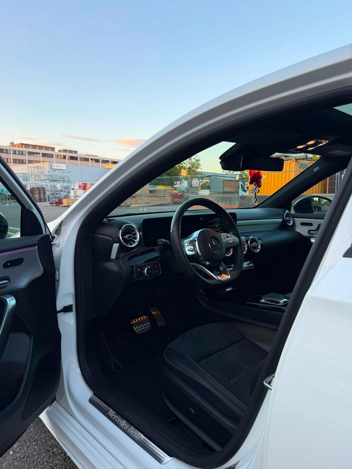 MERCEDES-BENZ A 180 d Edition-image-5