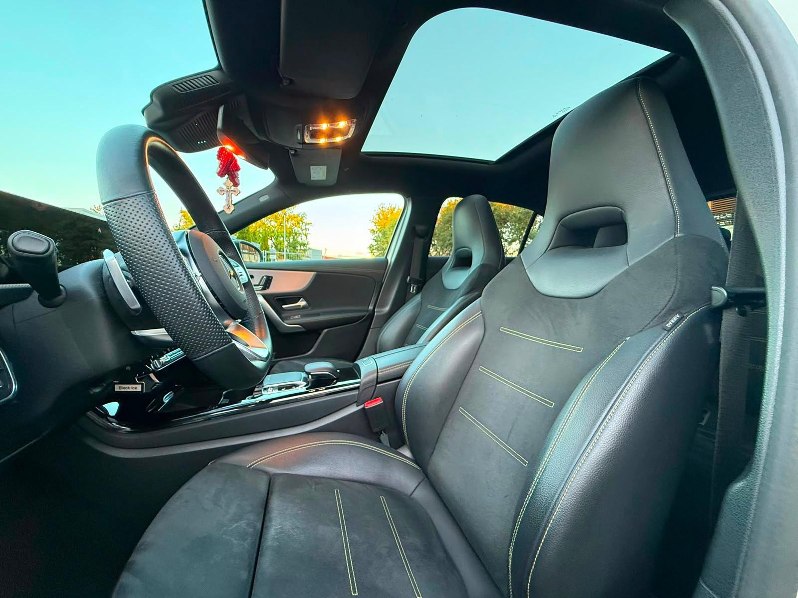 MERCEDES-BENZ A 180 d Edition-image-9
