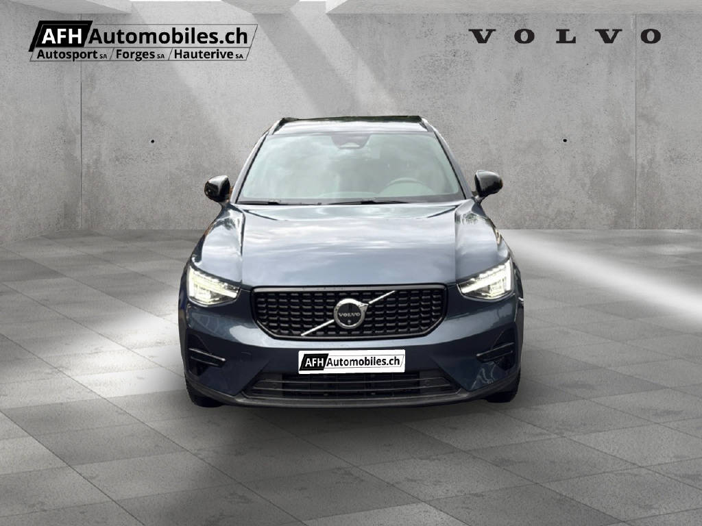 VOLVO XC40 2.0 B3 MH Plus Dark-showroom-element-2