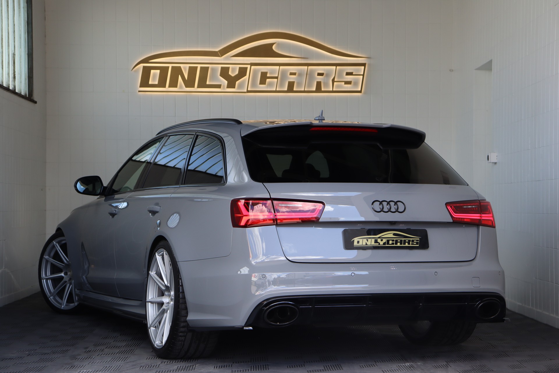 AUDI RS6 Avant 4.0 TFSI V8 QUATTRO TIPTRONIC ** MILLTEK AUSPUFF ** TIEFERGELEGT ** 8-FACH FELGEN ** CH-FAHRZEUG **-image-7
