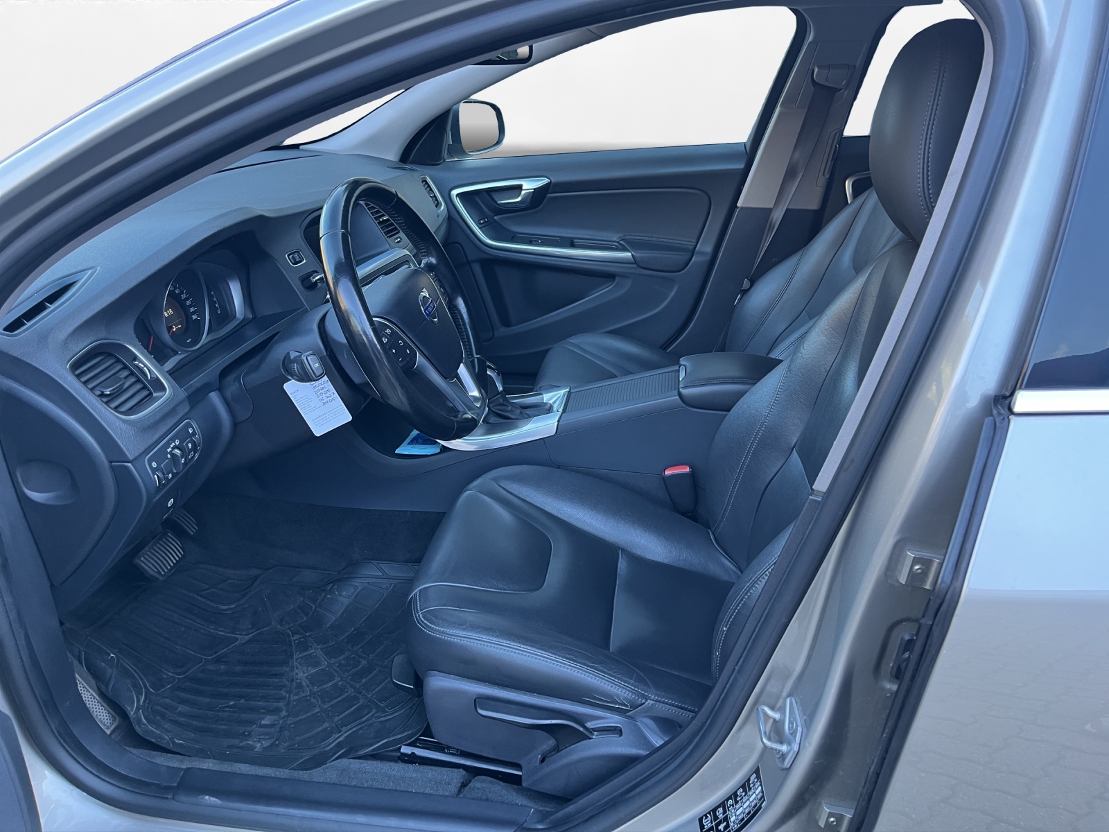 VOLVO V60 D5 AWD Momentum Geartronic-image-8