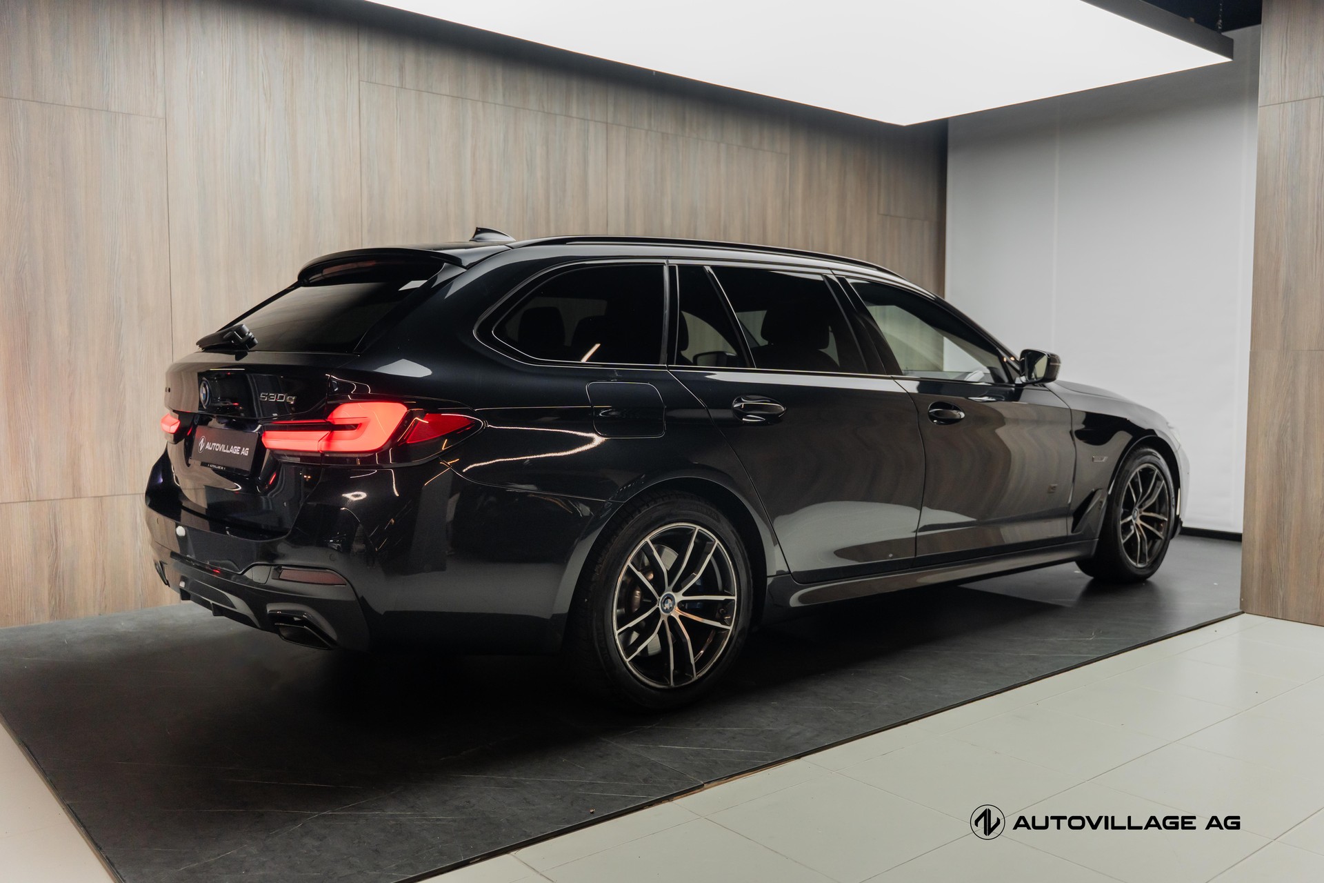 BMW 530e xDrive Touring Pure M Sport Steptronic-showroom-element-1