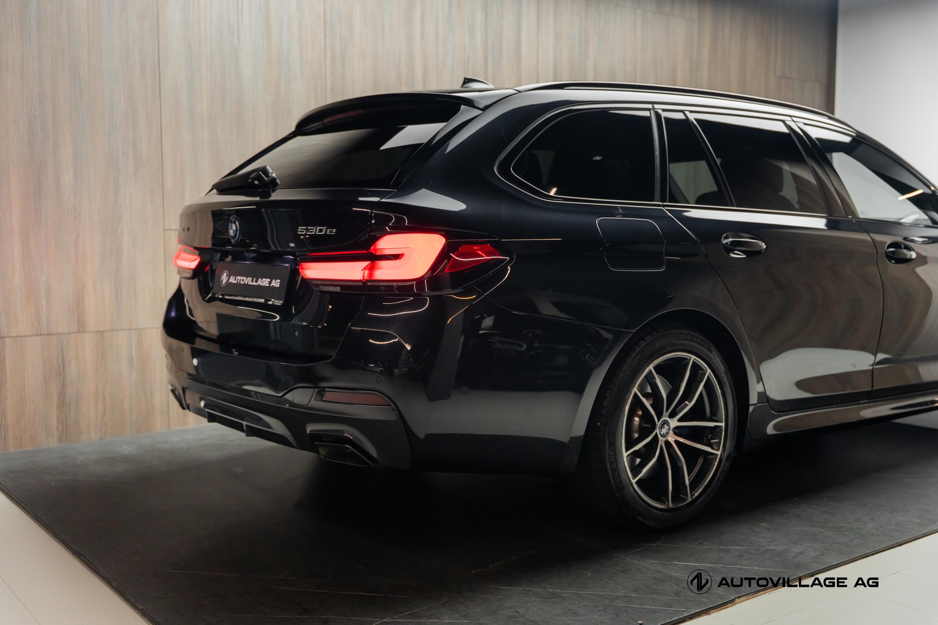 BMW 530e xDrive Touring Pure M Sport Steptronic-image-27