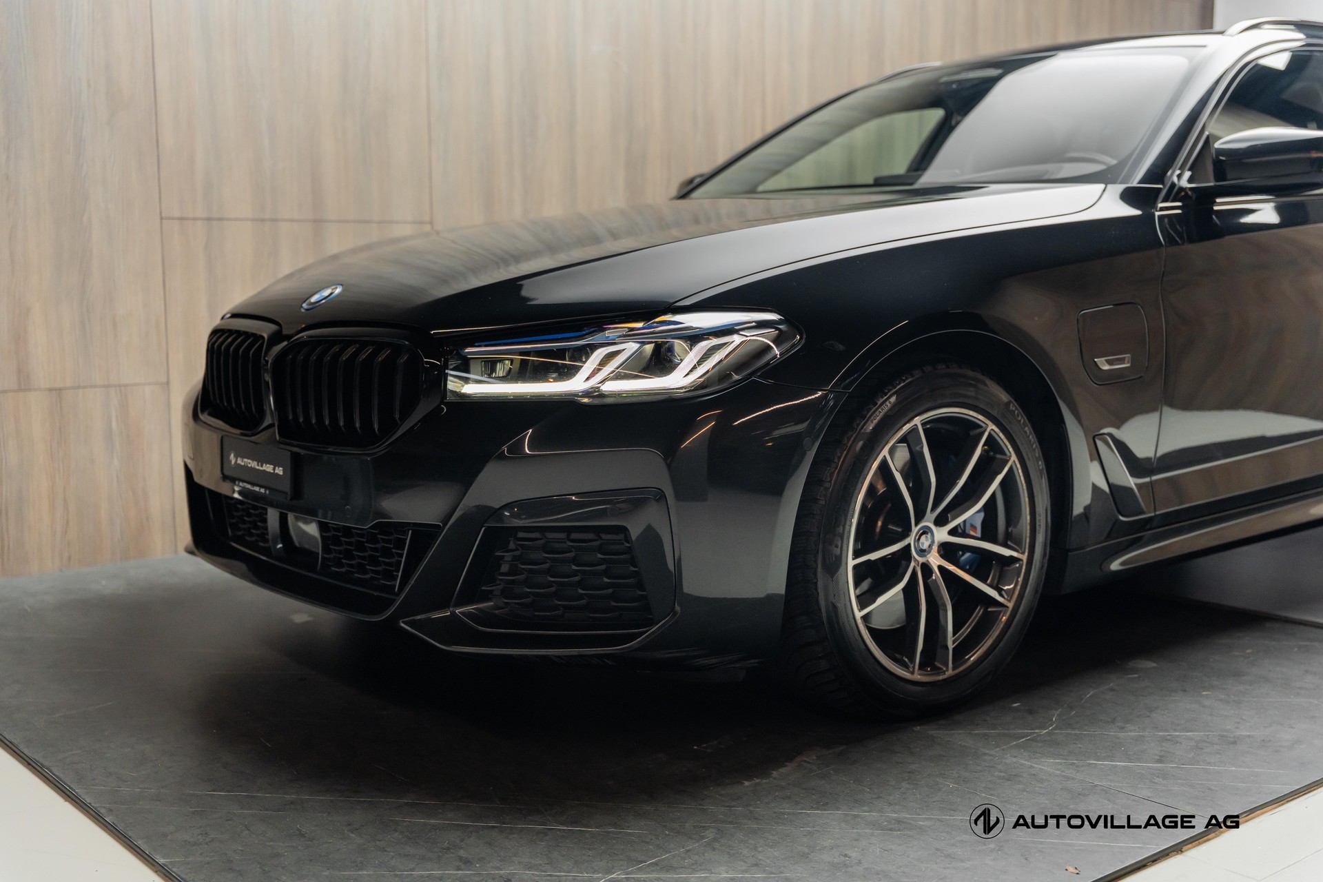 BMW 530e xDrive Touring Pure M Sport Steptronic-image-25