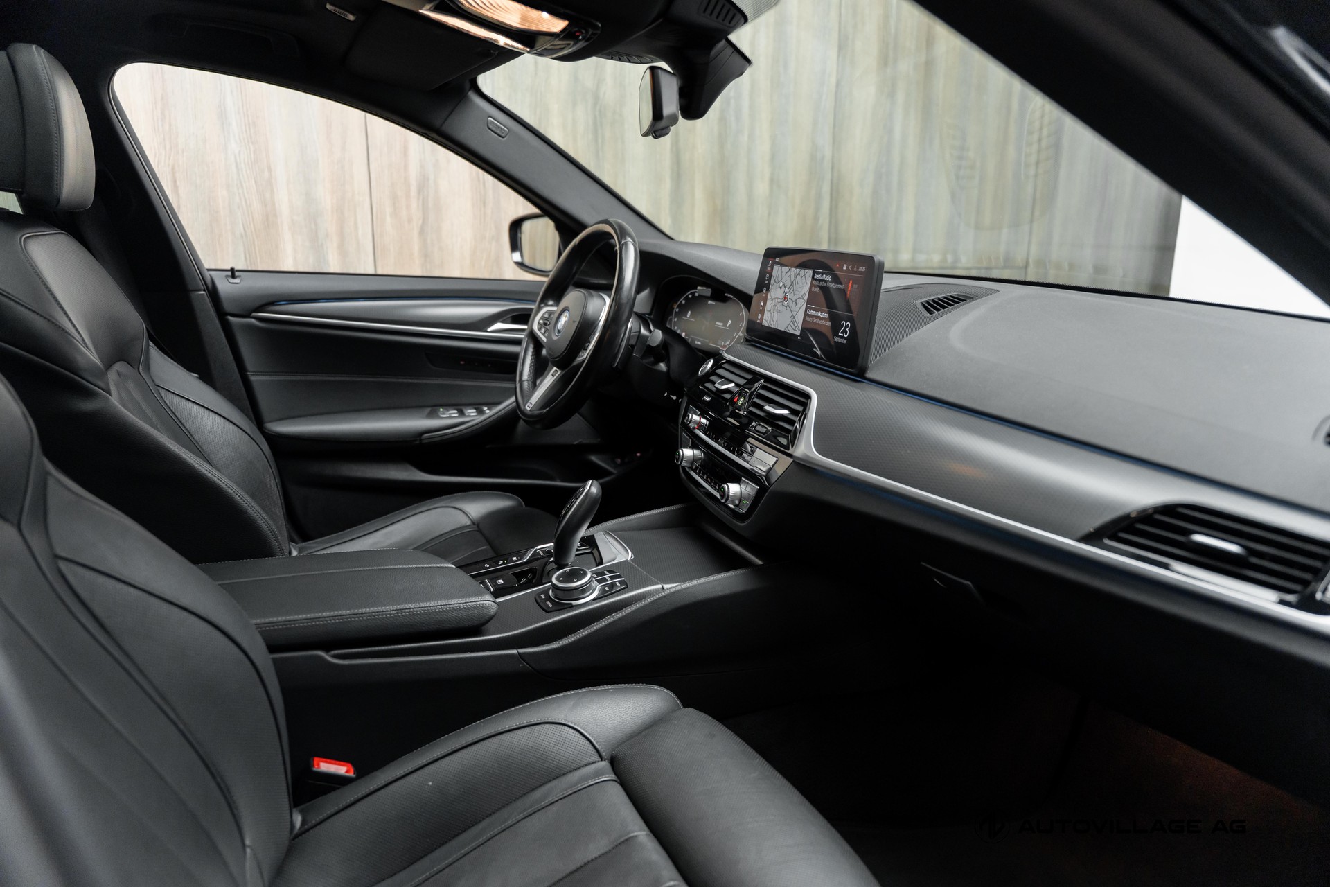 BMW 530e xDrive Touring Pure M Sport Steptronic-image-7