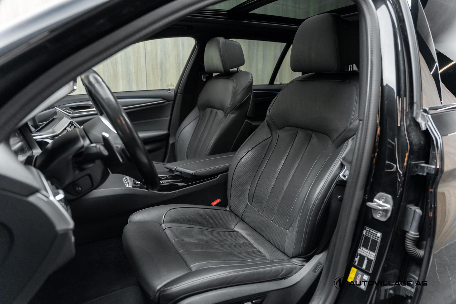 BMW 530e xDrive Touring Pure M Sport Steptronic-image-5