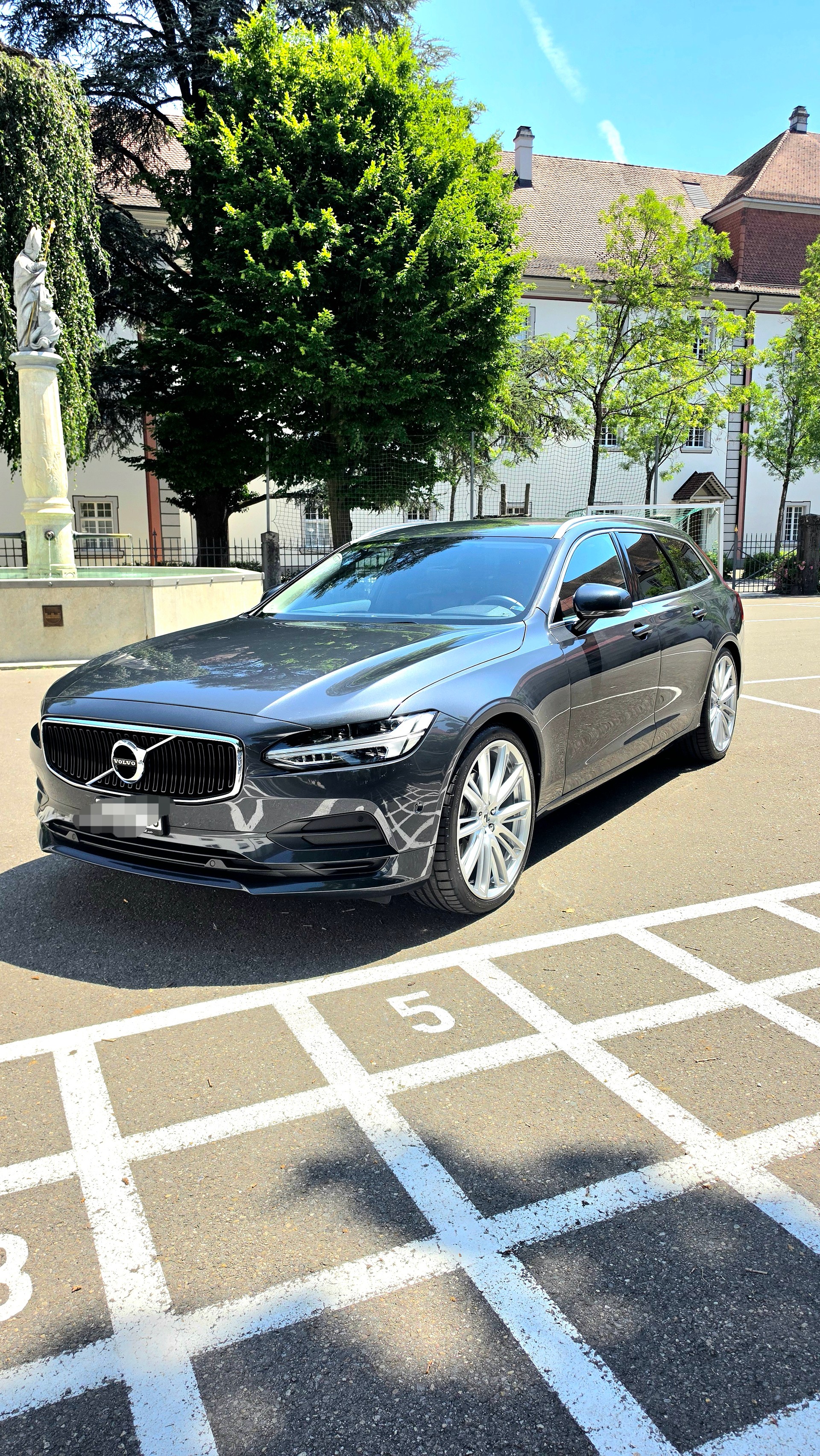 VOLVO D4 Momentum Geartronic 8-image-1