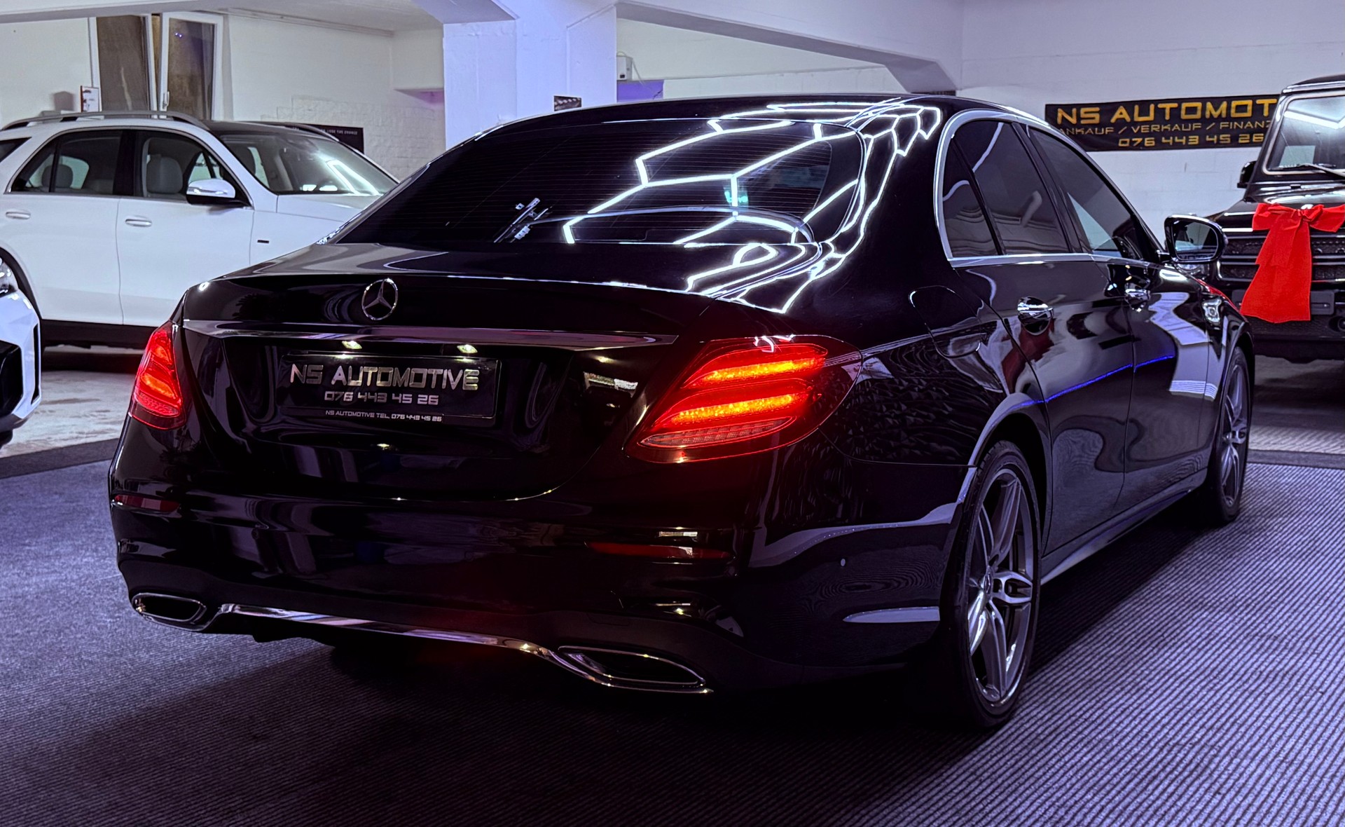 MERCEDES-BENZ E 220 d AMG Line 4Matic 9G-Tronic-showroom-element-3