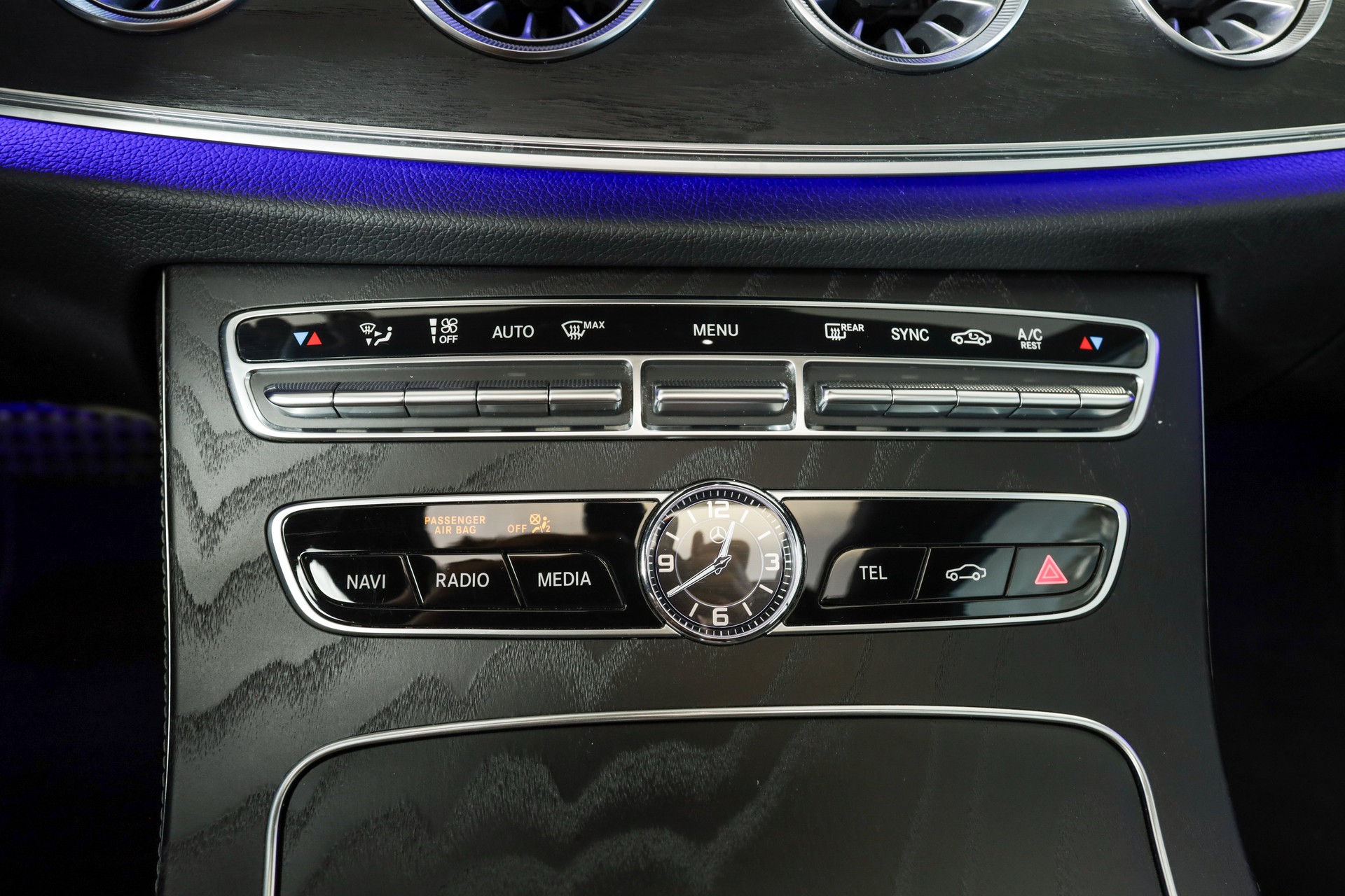MERCEDES-BENZ E 200 Coupé AMG Line 4 Matic • Bleu cavansite • Toit panoramique • Burmester-image-20