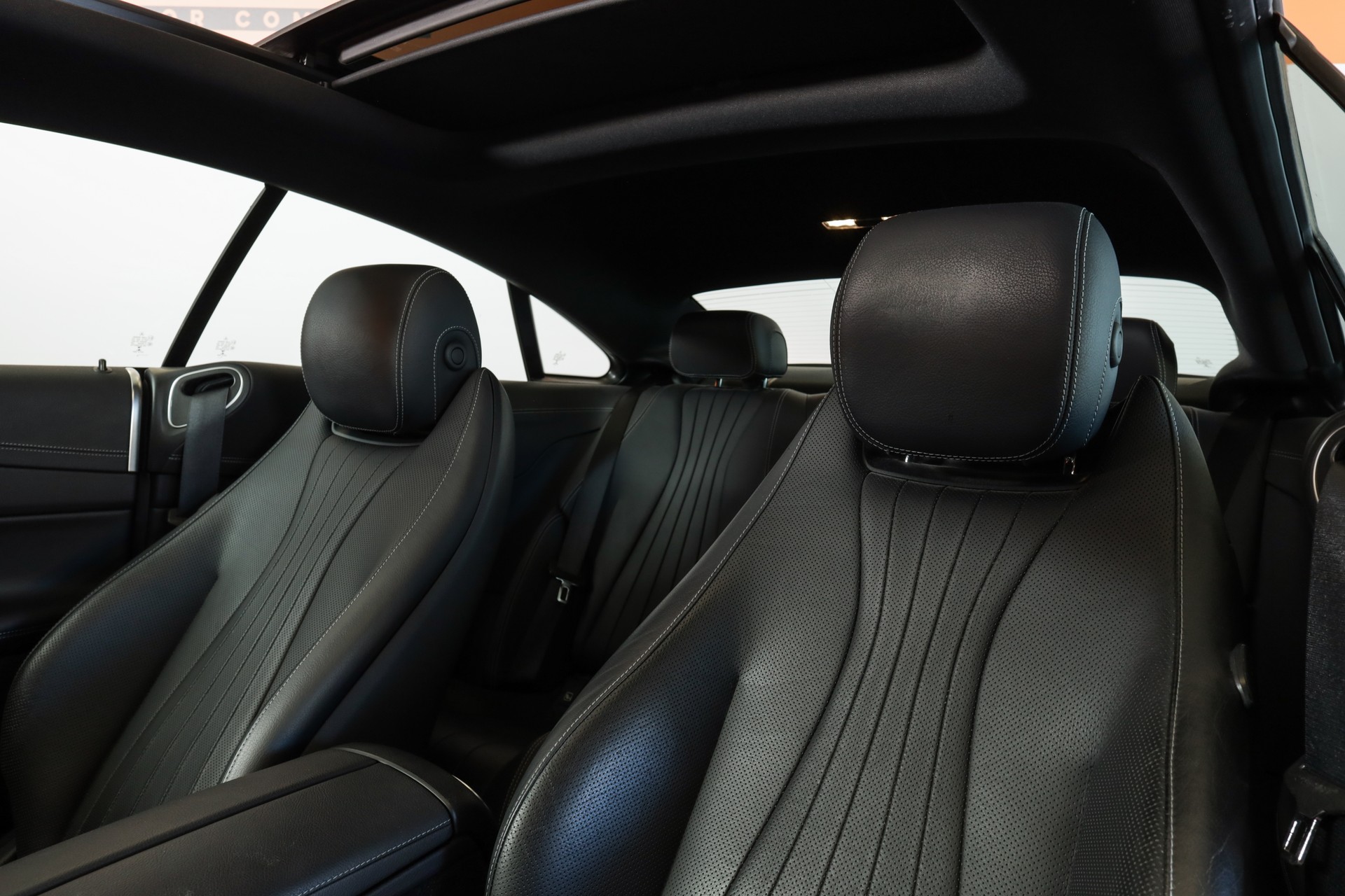 MERCEDES-BENZ E 200 Coupé AMG Line 4 Matic • Bleu cavansite • Toit panoramique • Burmester-image-11
