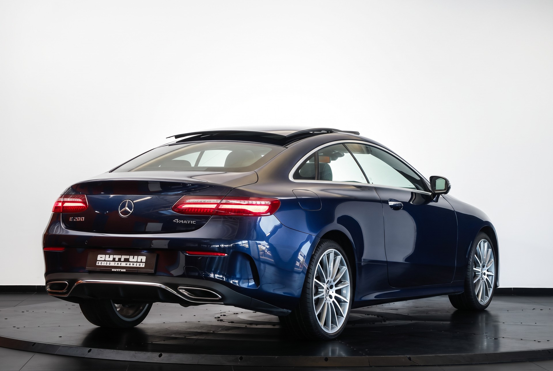MERCEDES-BENZ E 200 Coupé AMG Line 4 Matic • Bleu cavansite • Toit panoramique • Burmester-image-4