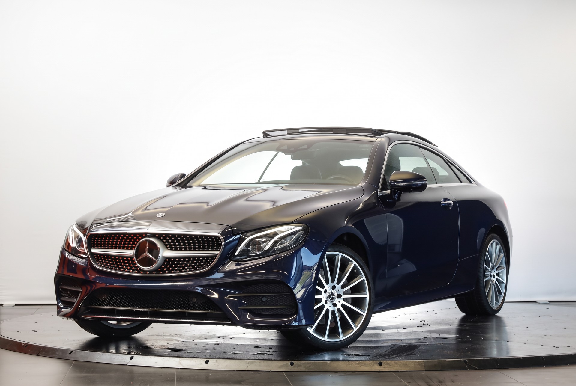 MERCEDES-BENZ E 200 Coupé AMG Line 4 Matic • Bleu cavansite • Toit panoramique • Burmester-showroom-element-3