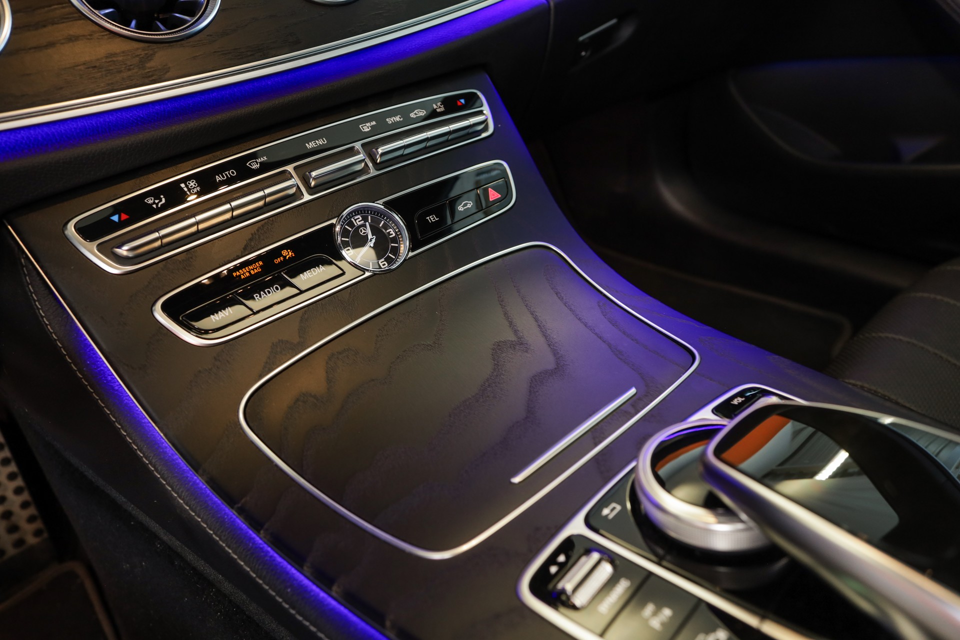 MERCEDES-BENZ E 200 Coupé AMG Line 4 Matic • Bleu cavansite • Toit panoramique • Burmester-image-27