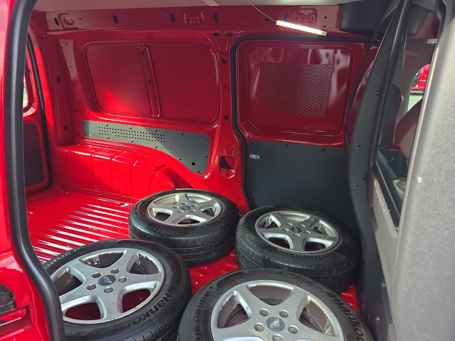 VW Caddy Maxi 2.0TDI BlueMotion Technology-image-11