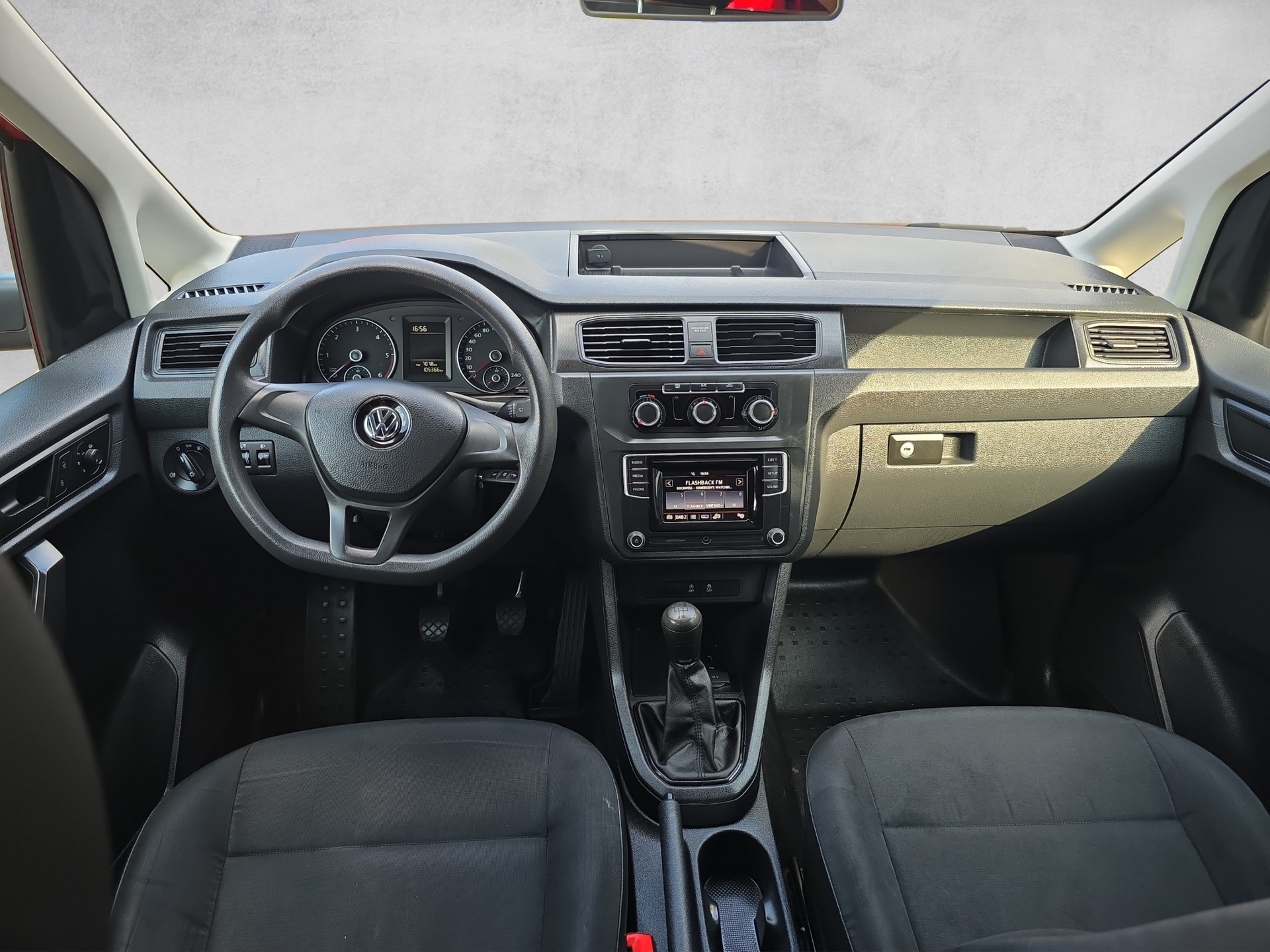 VW Caddy Maxi 2.0TDI BlueMotion Technology-image-4