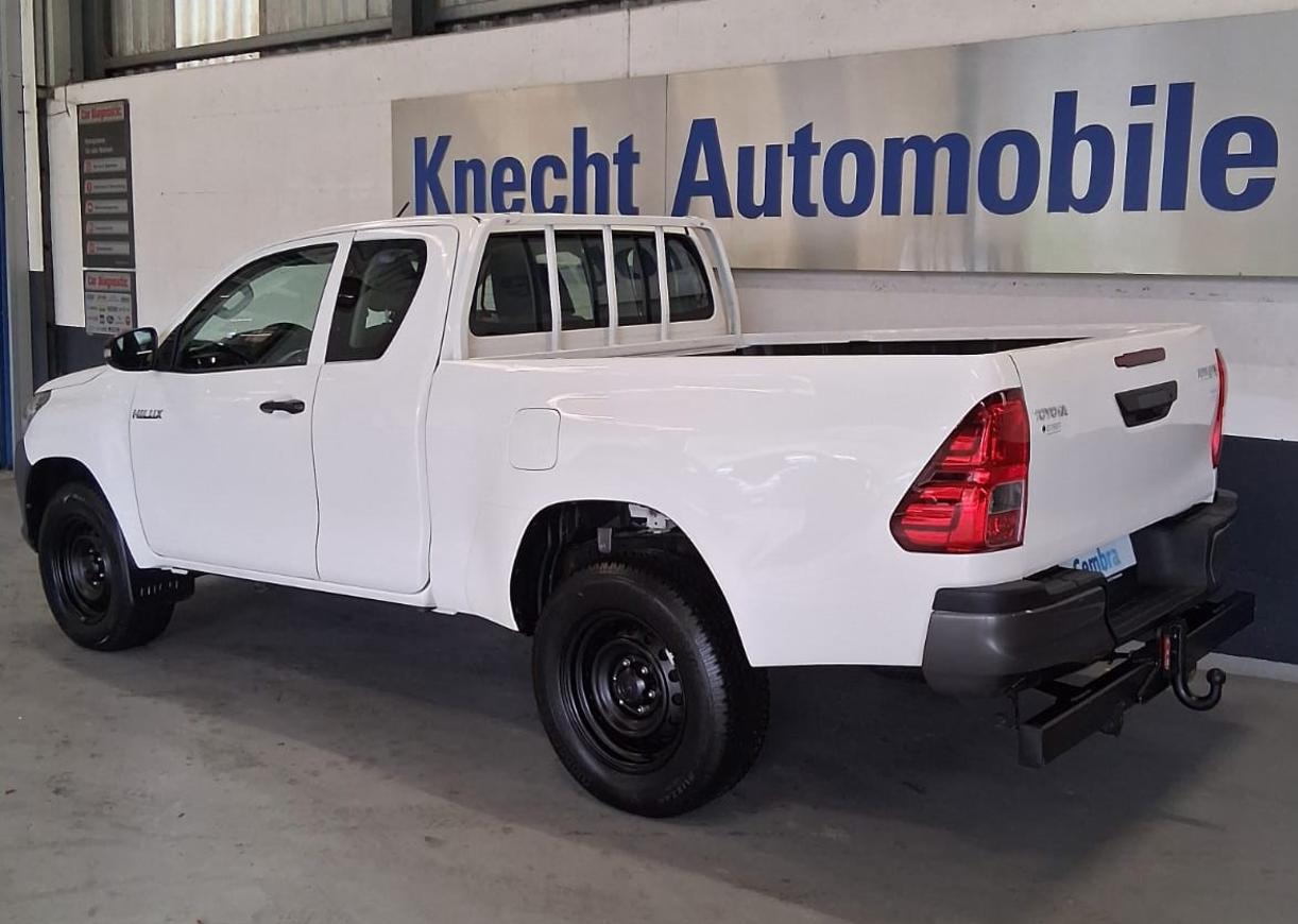 TOYOTA Hilux Extra Cab.-Chassis 2.4 D-4D 170 Luna-showroom-element-1