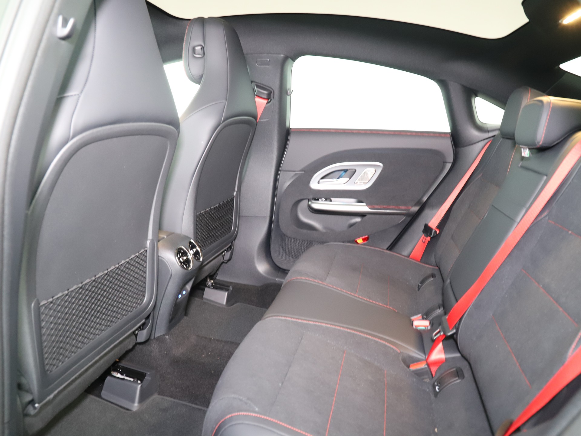 MERCEDES-BENZ CLA 200 8G-DCT 4Matic-image-9