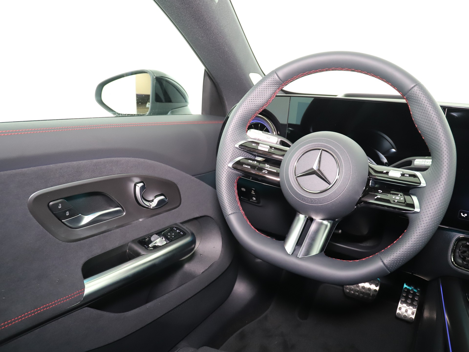 MERCEDES-BENZ CLA 200 8G-DCT 4Matic-image-13