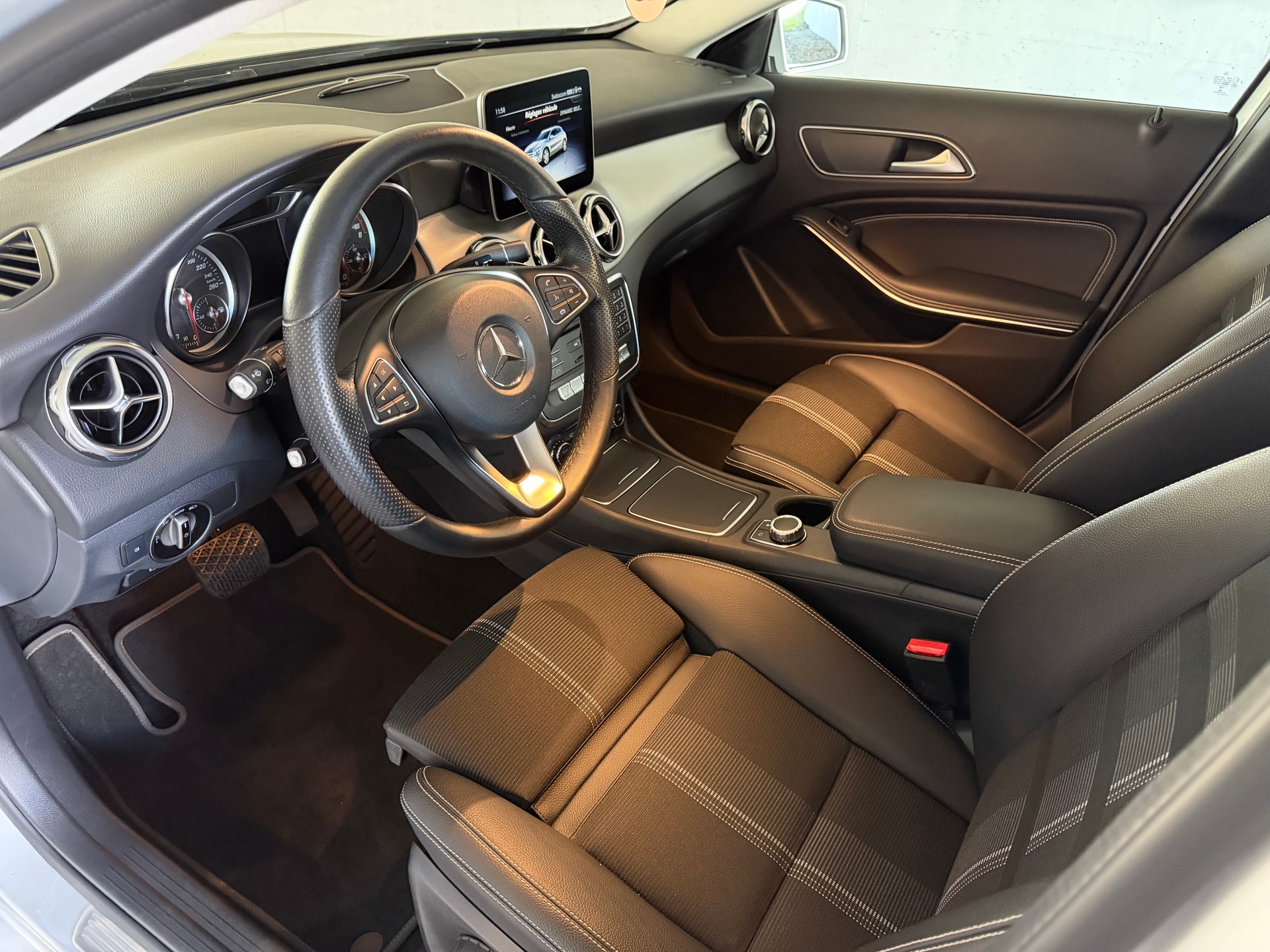 MERCEDES-BENZ GLA 180 Urban 7G-Tronic-image-15
